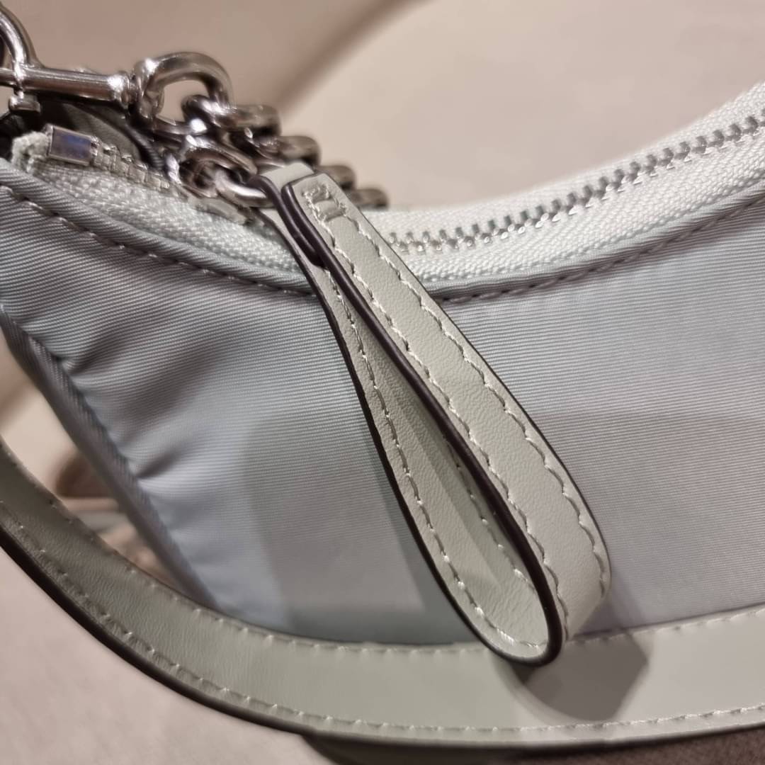 TORY BURCH MERCER NYLON SMALL SHOULDER BAG ใหม่ก่อนใคร!! กับคอลหวานๆ สดใสๆ กระเป๋าสะพายทรงโฮโบ ขนาดกะทัดรัด ฟังก์ชั่นการใช้งานจัดแบบเต็มที่ ด้วยสายสะพายถึง 3 เส้น สายโซ่คล้องแขน สายหนังแบบสั้นคล้องไหล่ และสายสปอร์ตเส้นใหญ่ ดูดี!! คุ่มแค่ไหนคิดดู!! วัสดุผ้