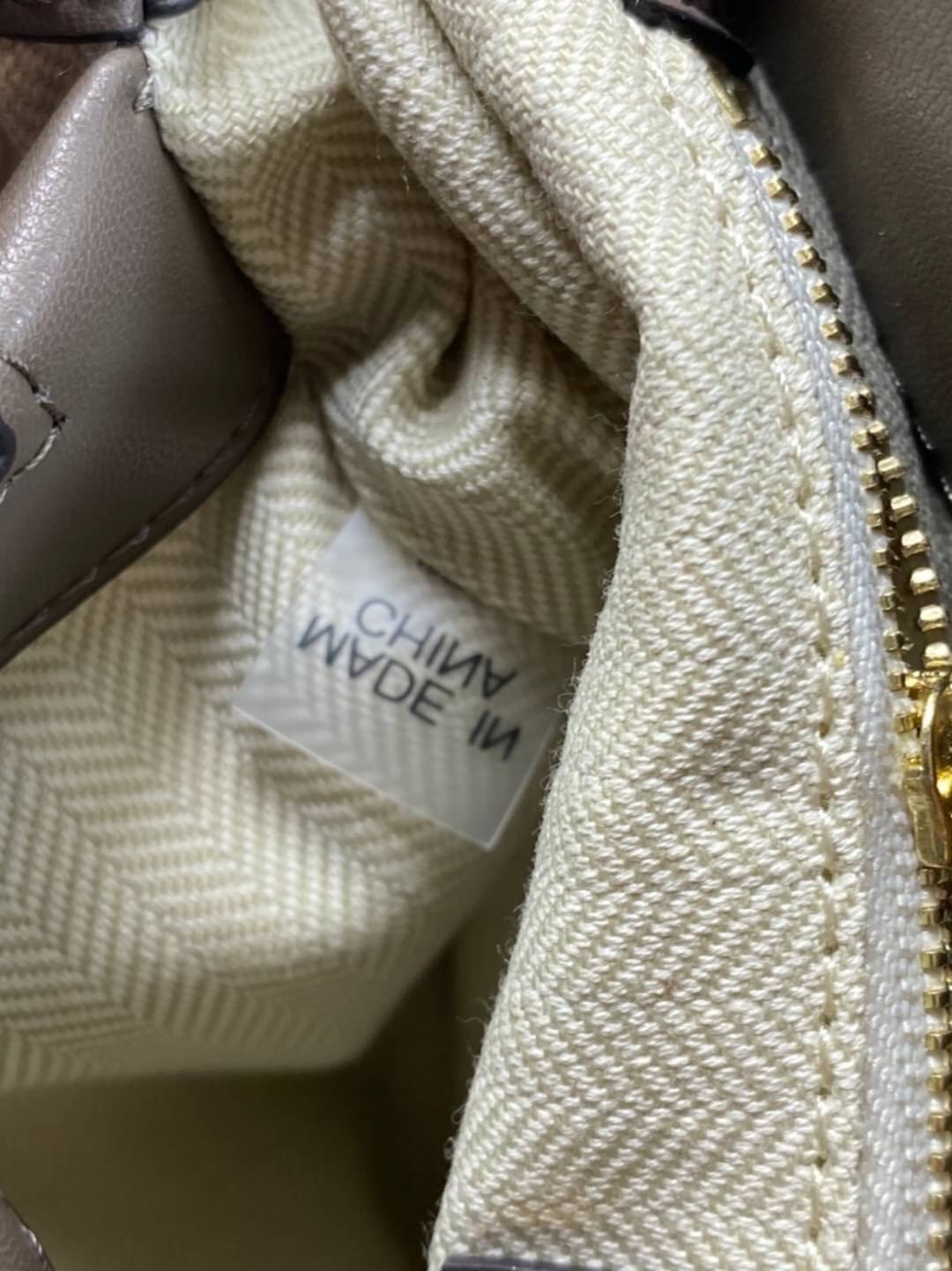 Large : Tory Burch Kira Chevron Quilted Convertible Leather Crossbody Bag เป็นกระเป๋าที่ใช้ในการออกงานสำคัญหรือวันที่มีปาร์ตี้สังสรรค์ คุณควรเลือกใช้กระเป๋าที่มีดีไซน์สะดุดตา เพราะจะช่วยยกระดับและเพิ่มเสน่ห์ให้กับตัวคุณเองมากยิ่งขึ้น หากเป็นงานทางการ เช่น