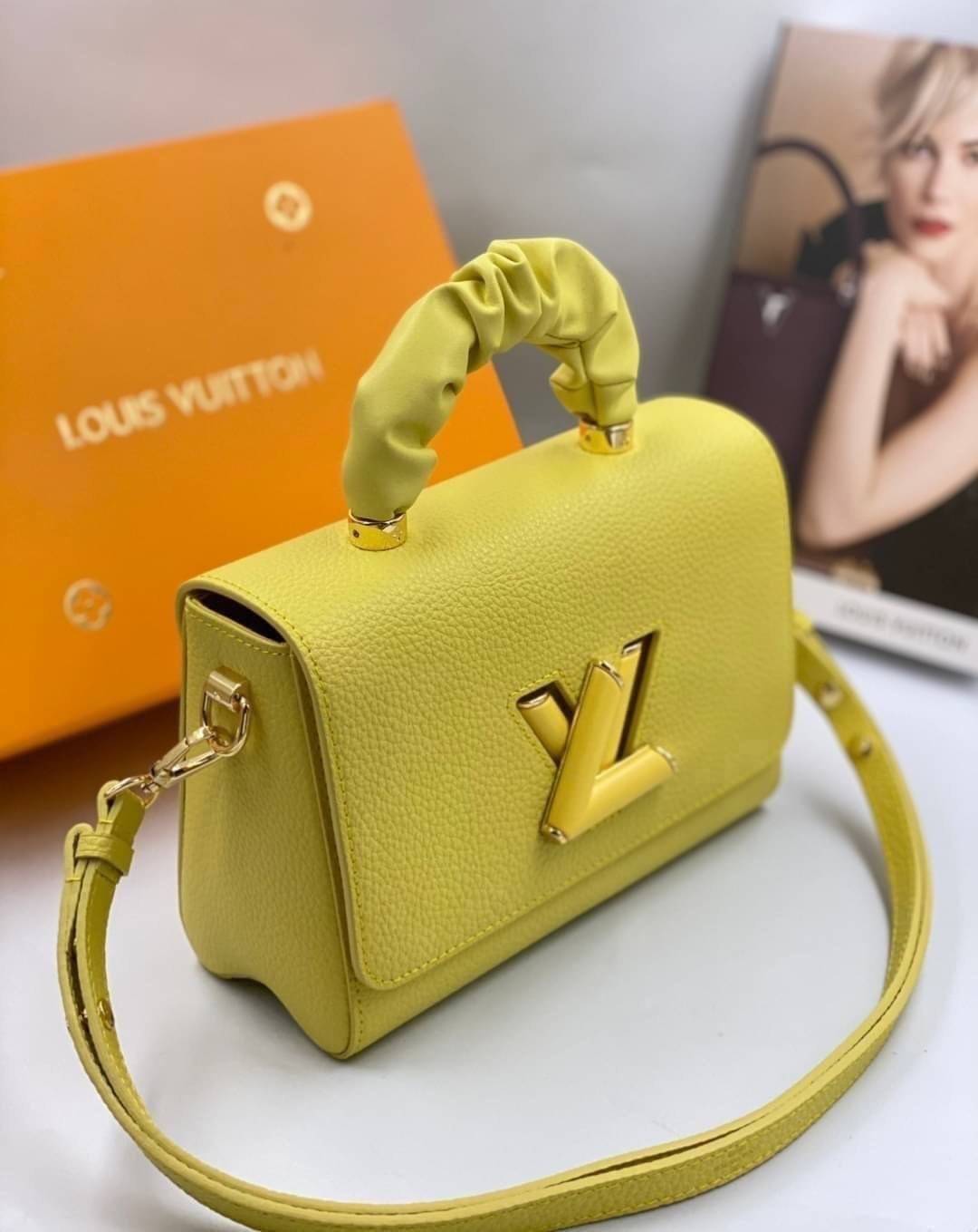 หนังแท้ LOUIS VUITTON Scrunchie Twist Bag พร้อมส่งที่ไทย เกรดออรินอลงานหนังแท้ทั้งใบ ภาพสินค้าถ่ายจากงานขายจริง ใช้งานต่างประเทศได้