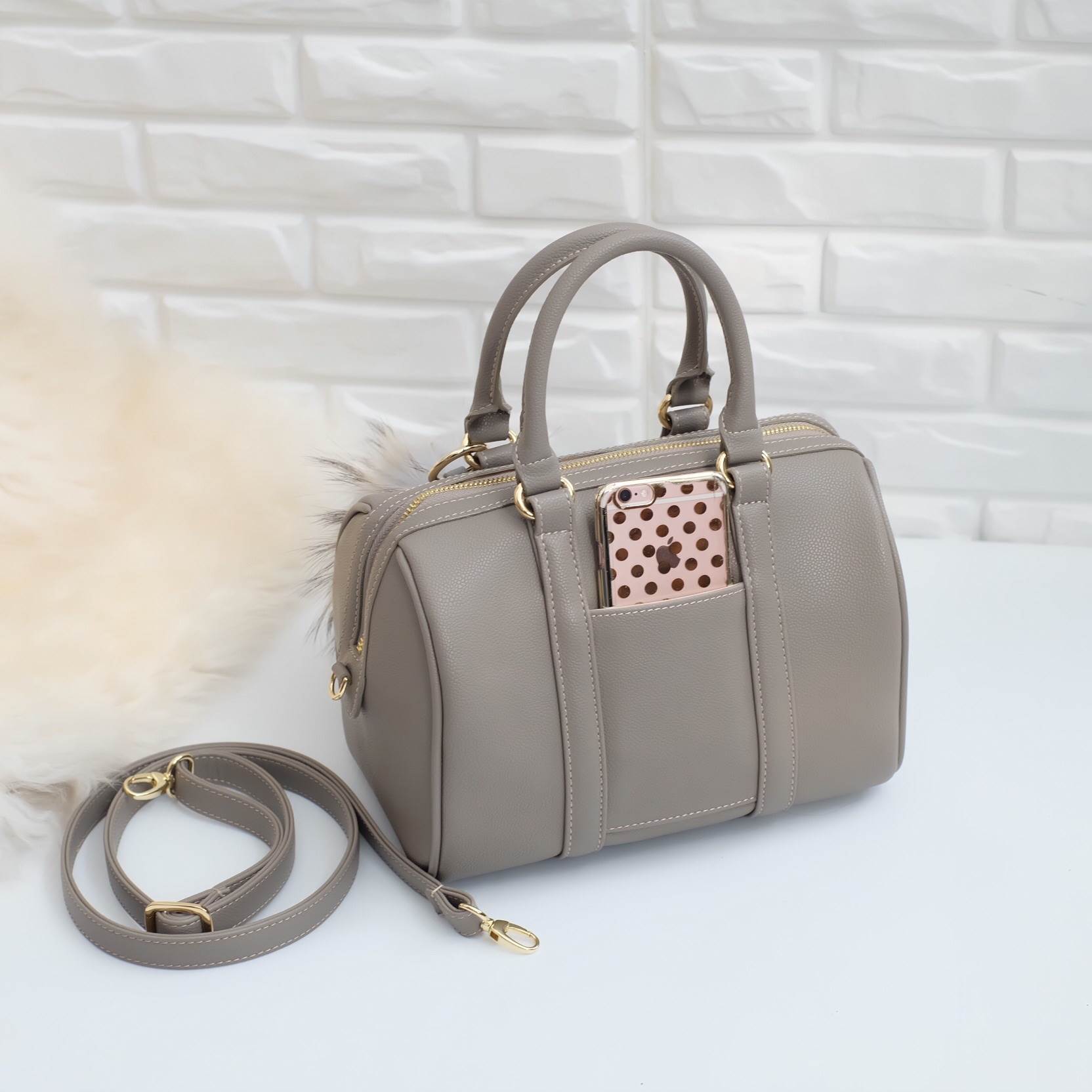 รุ่นขายดีที่สุด !! สีใหม่มาเพิ่มค่า 😘🙏🏻 👜ดีเทลกระเป๋า 🌵สินค้าขายดี ขนาด มินิ สวยมากคะ >> รุ่น KEEP leather Pillow bag สวย น่ารัก ขนาดตอบทุกโจทย์การใช้งาน เห็นแล้ว หลงรักเลยคะ ตัวกระเป๋าขนาดกำลังดี จุของคุ้ม หน