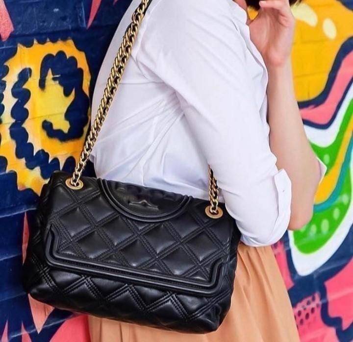 TORY BURCH FLEMING SOFT CONVERTIBLE SHOULDER BAG รุ่นหายากที่สาวๆตามหา มาพร้อมเสิร์ฟความสวยถึงบ้านไปเลยจ้า รอบนี้คัดสีสวยๆมาให้ได้ช้อปกันอย่างจุใจไปเลย กระเป๋าสะพายไหล่ หนังแท้นิ่มเต็มใบ สวยหรูดูแพง เปิด-ปิดด้วยตัวกดล็อคแน่นหนา สายสะพายในตัวปรับใช้ได้ 2 แ