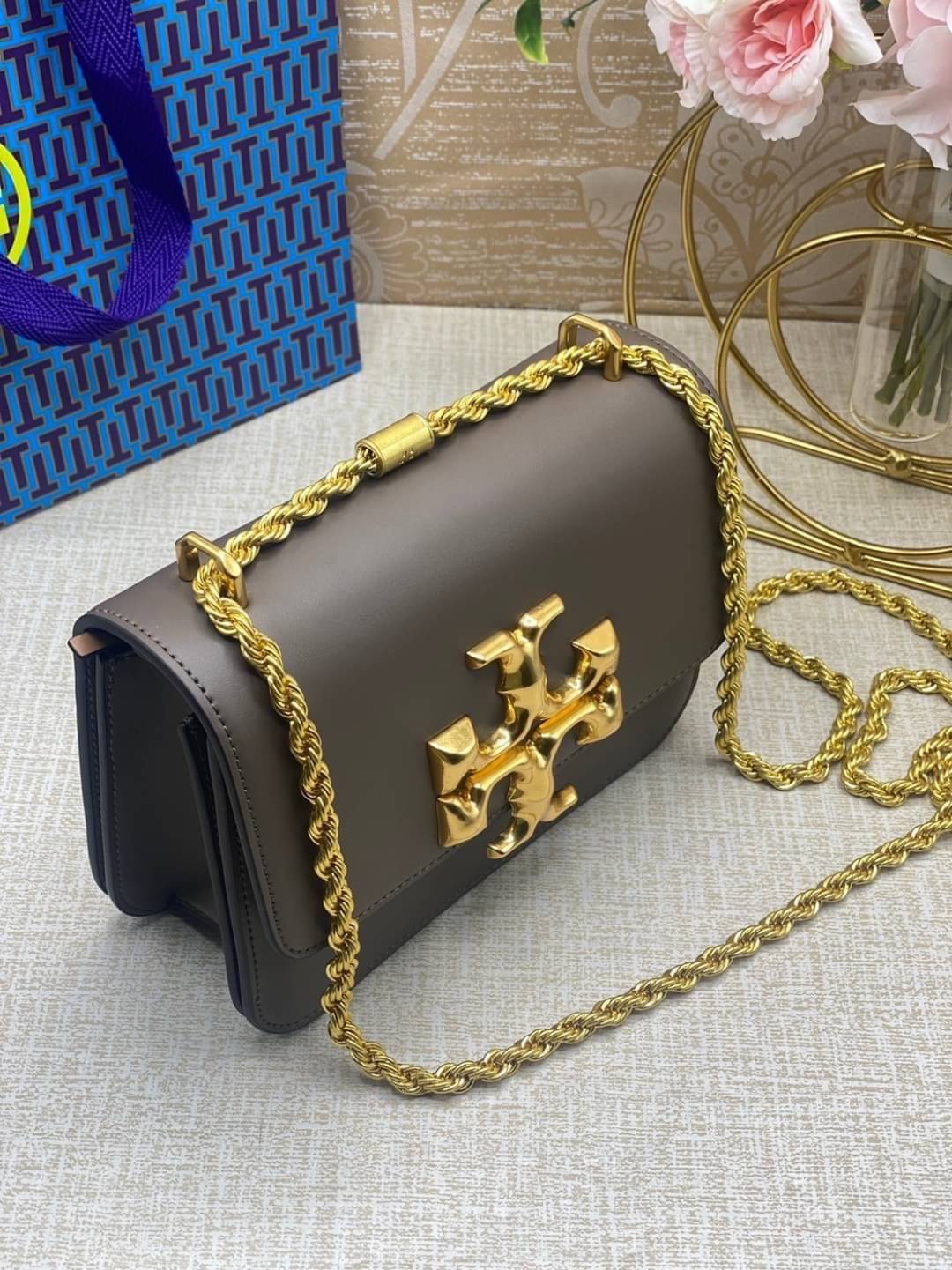 Tory Burch Eleanor Medium Convertible Shoulder Bag / Tory Burch 75003 ฮอตไอเท็ม รุ่นนี้ขายดีขายหมด สวยหรู คุณหนู ผู้ดี!! หายากมากแล้วน้า กระเป๋าสะพายข้าง ดีไซน์อยู่ทรง ขนาดกำลังสะดวกใช้สำหรับสาว เปิด-ปิดด้วยแถบแม่เหล็ก ภายในแบ่งสัดส่วนได้เป็นอย่างดี