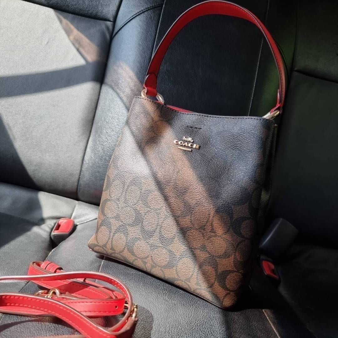 COACH 2312 SMALL TOWN BUCKET BAG IN SIGNATURE CANVAS รุ่นยอดนิยมใบเล็กมาครบสีแล้วจ้า กระเป๋าทรงบัคเก็ต สีผู้ดี๊ผู้ดี ตัวกระเป๋าดีไซน์คลาสสิคลายซี ดูโดดเด่น วัสดุหนังแคนวาสเคลือบลาย สวยคมทุกมุมจริงๆ!! เปิด-ปิดด้วยกระดุมแม่เหล็กทั้ง 2 ฝั่ง ภายในเป็นช่องโล่ง
