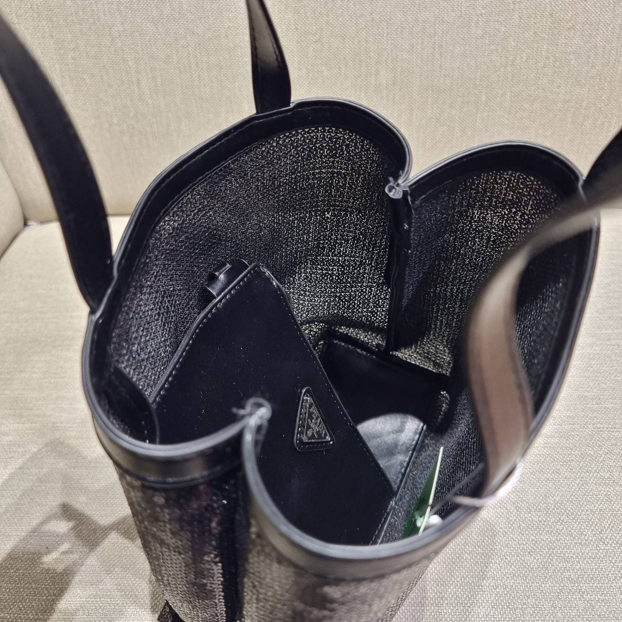 PRADA SMALL SEQUINED MESH TOTE BAG เอาใจสายแฟอีกครั้ง!! กระเป๋าทรงโท้ท ขนาดเล็ก ที่มีดีเทลฝีมือ ด้วยการเรียงร้อยแผ่นเลื่อมเป็นตาข่ายรอบใบ ตัดขอบด้วยหนังสังเคราะห์ พิเศษพร้อมใบลูกให้ด้วย ทรงใช้งานง่าย ภายในโล่งกว้าง ถือไปเรียน ไปเที่ยว ไปทำงาน พกพาง่ายสุดๆ