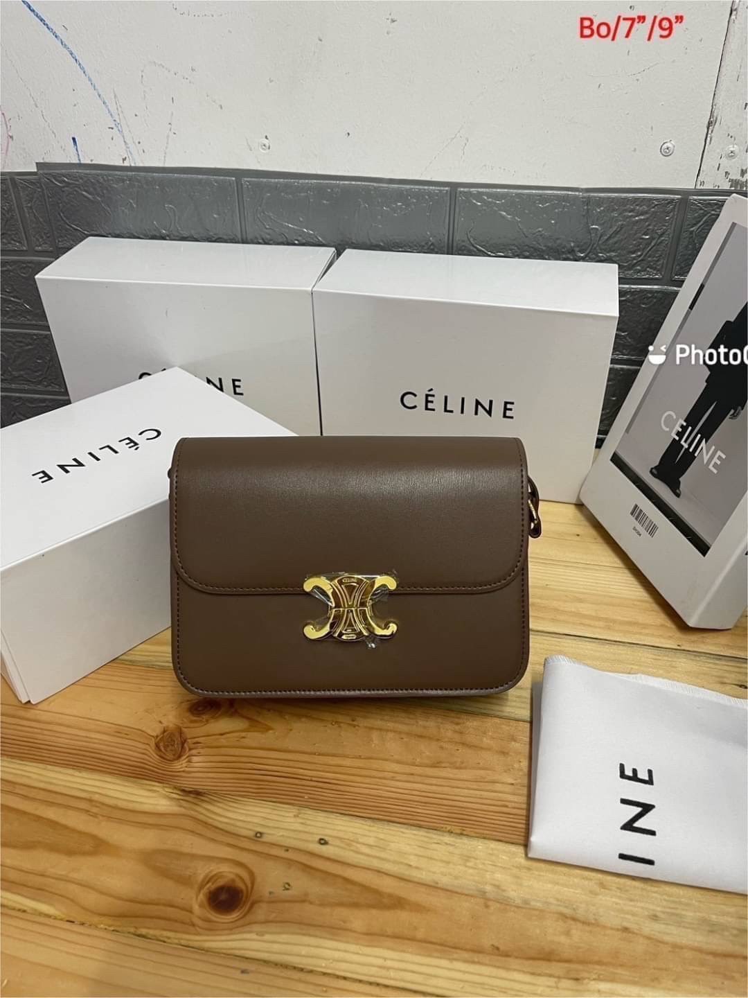 CELINE CLASSIQUE TRIOMPHE BAG / Celine Teen Triomphe Bag / Celine Bag พร้อมส่ง กระเป๋าแบรนด์หรูที่ควรมีแห่งปี รูปทรงสี่เหลี่ยมรุ่นฮอตฮิตของเหล่าดาราและเซเลบทั้งหลาย ดีไซต์เรียบหรู