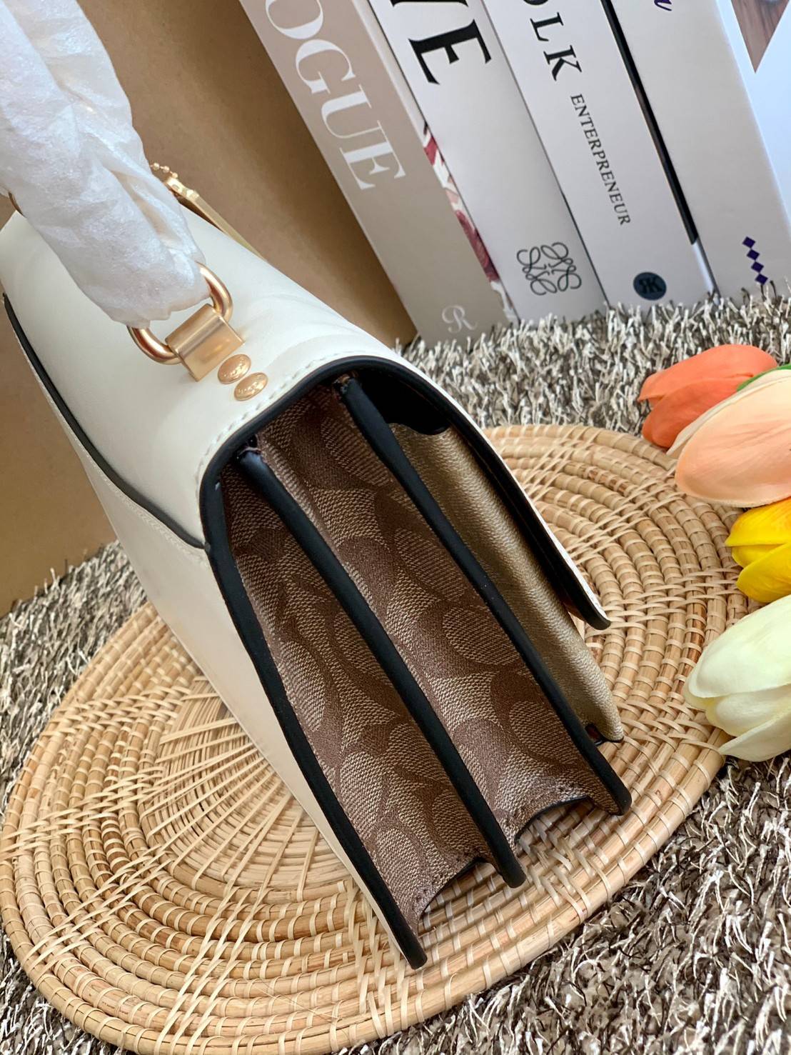 พร้อมส่งถึง8สี ห้ามพลาดค่ะ! COACH KLARE CROSSBODY BAG ((91019//91174//90400//1424//90635)) พร้อมส่งที่ไทย กระเป๋าสะพายครอสบอดี้ร์หรือสามารถทบเป็นสายคู่คล้องไหล่ได้ด้วยค่ะ หนังแท้ แต่ละสีทำลายหนังได้สวยงามแตกต่างกันออกไปนะคะ ✔️ห้อยด้วยป้ายแบรนด์แบบโ