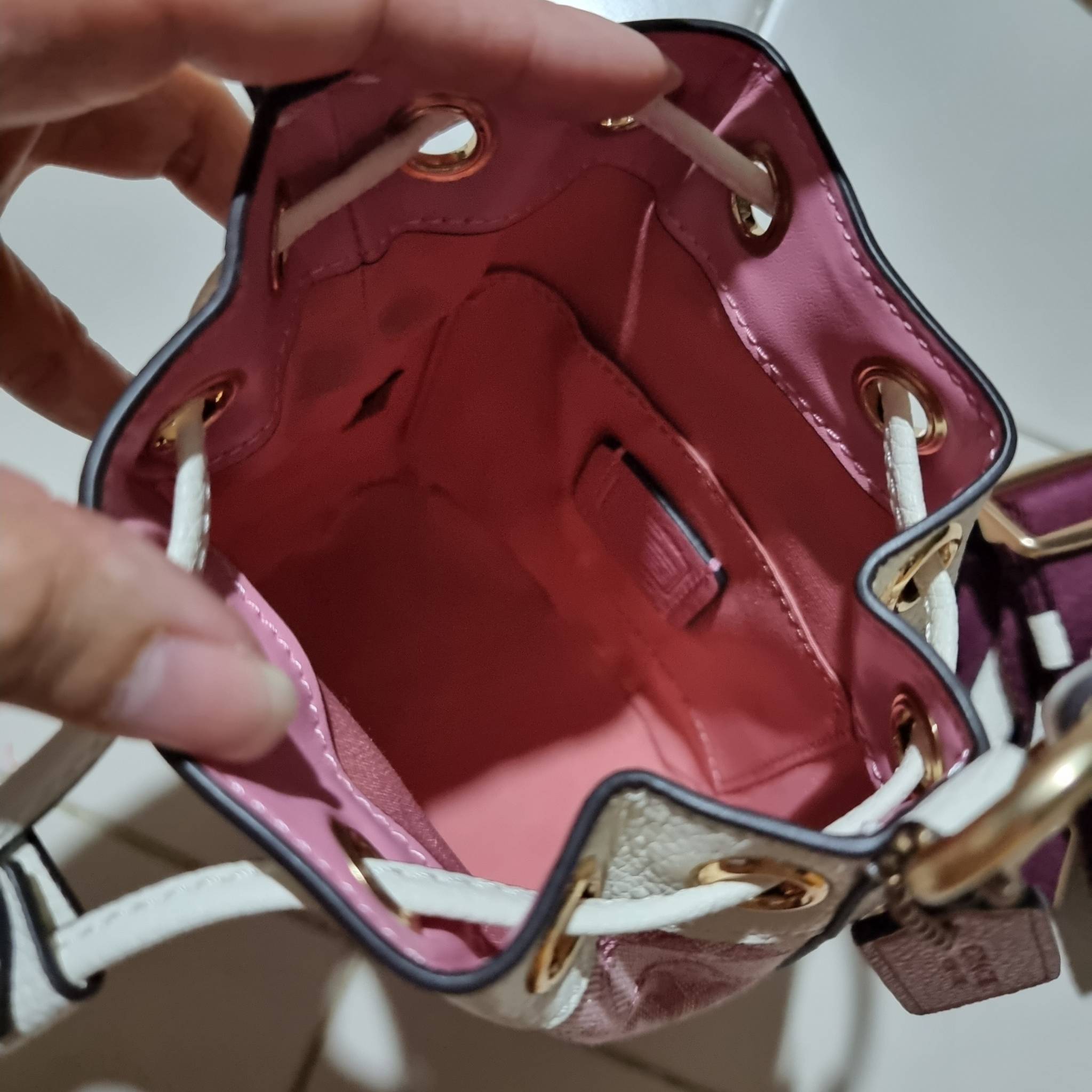 COACH C5121 DEMPSEY 15 DRAWSTRING MINI BUCKET BAG น้องคนสวยมาใหม่จ้า รุ่นใหม่กริ๊บ!! ยังไม่เข้าช็อปไทย ละมุนคุณหนูต้องมาแล้วแหละ กระเป๋าทรงถังไซส์มินิ ใช้งานง่ายด้วยการรูดหนังปิดรอบปากกระเป๋า ทุกอย่างลงตัวที่สุด!! มาพร้อมตัวห้อยรูปหัวใจสีทองกุ๊กกิ๊ก น่ารั