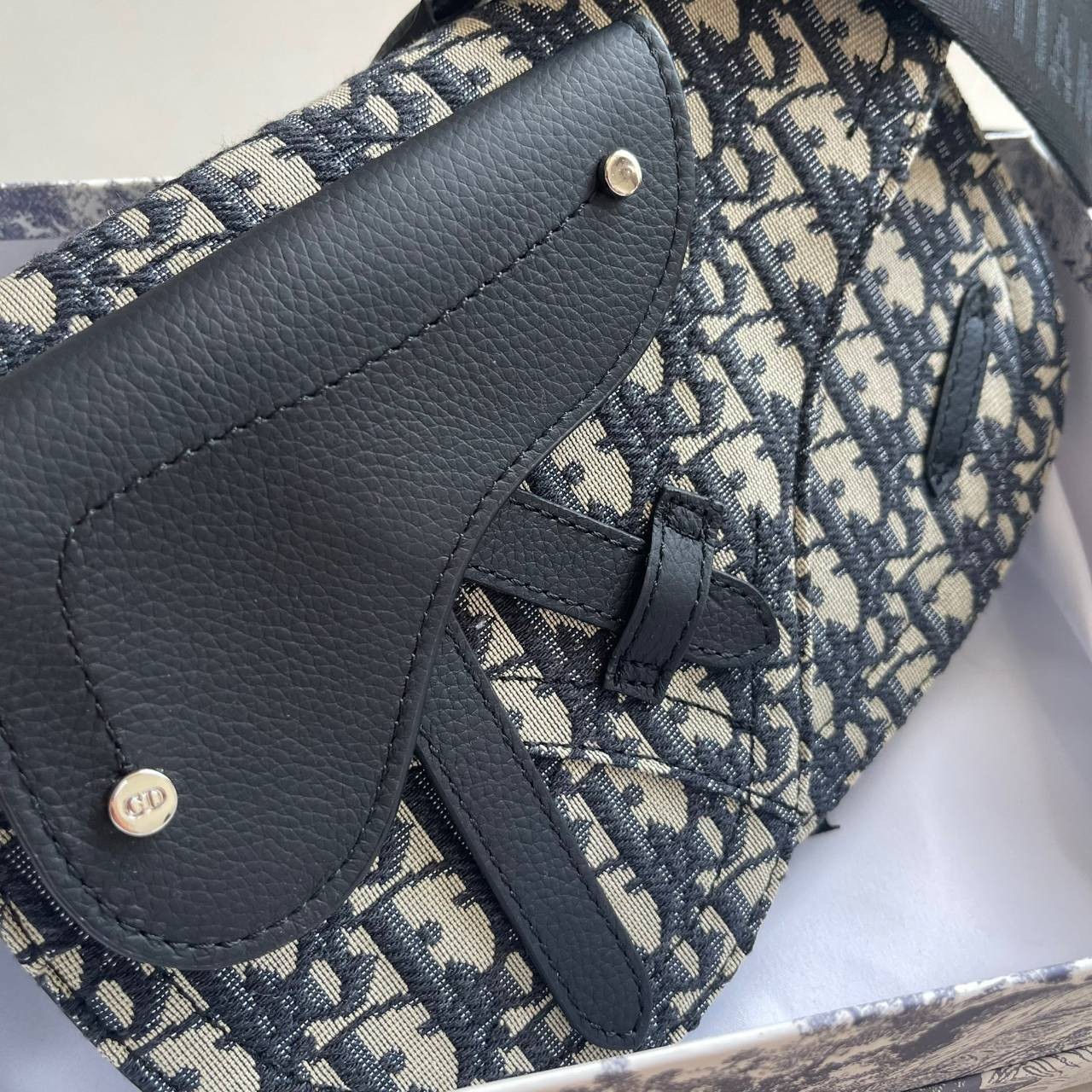หนังแท้ CHRISTIAN DIOR SADDLE POUCH Beige and Black Dior Oblique Jacquard พร้อมส่งที่ไทย จุของได้เยอะมาก ภายในโล่งกว้าง วัสดุหนังแท้และผ้าแจ็คการ์ดอย่างดีทั้งใบ เกรดเทพออริจินอลหนังแท้ทั้งใบ ภาพสินค้าถ่ายจากงานขายจริง ใช้งานต่างประเทศได้