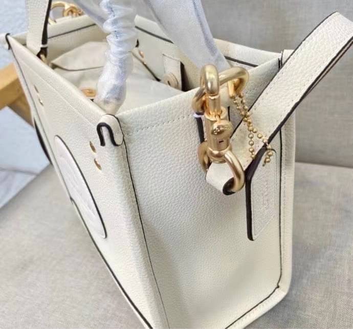 ใหม่ล่าสุด อดใจยังไงไหว COACH Dempsey Field Tote 22 C5268 โทนสีขาวล้วน ดำล้วน สุดคลาสสิก พร้อมส่งความสวยที่ไทยค่ะ! กระเป๋าทรง Tote ขนาดพอเหมาะลำตัว พกพาง่ายสะดวกได้กับทุกๆวัน ด้านหน้าปั้มโลโก้แบรนด์ตัวใหญ่สวยค่ะ;เปิดปิดกระเป๋าแบบกระดุมแม่เหล็ก ภายในใส่กระ