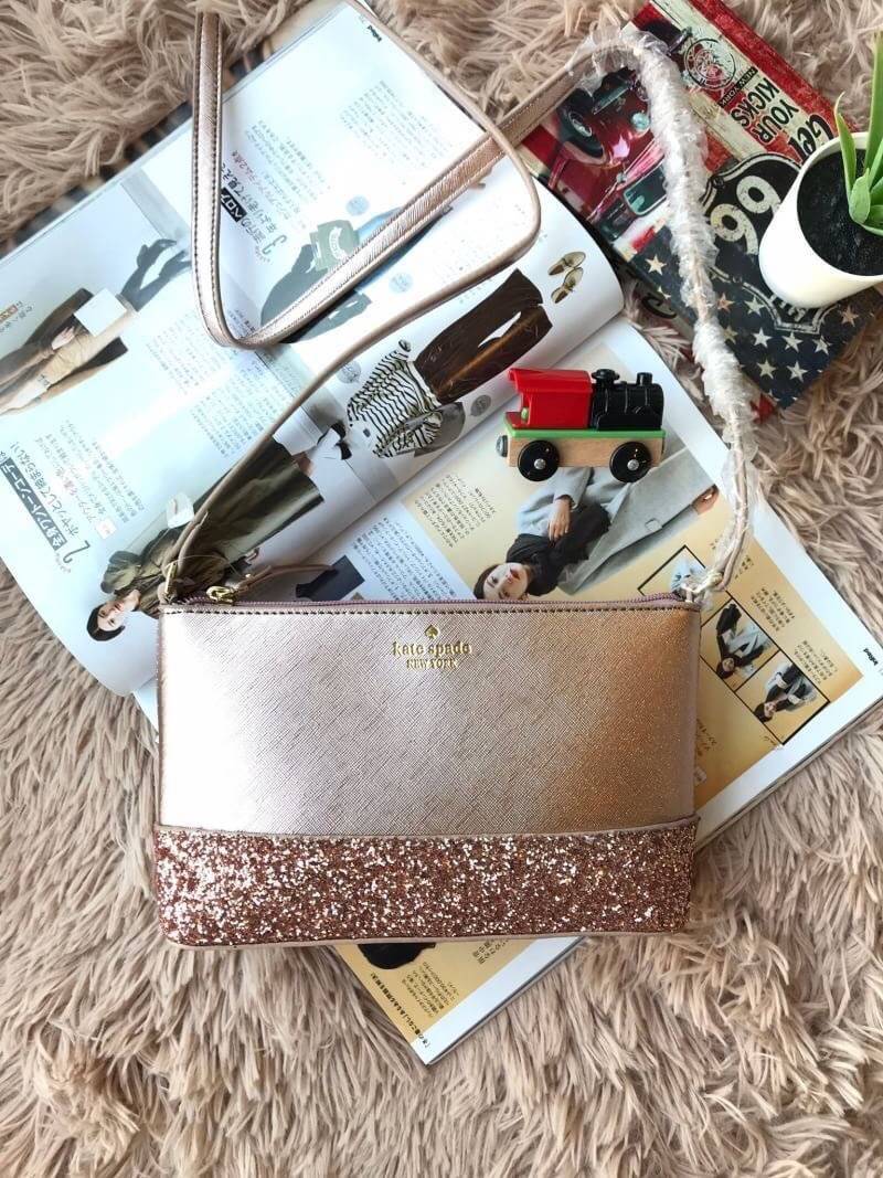 Kate Spade New York Greta Court Ramey Gritter Crossbody Bag กระเป๋าสะพายที่มีดีเทลเป็นกริชเตอร์วิ้งที่ก้นกระเป๋า ด้านบนหนังsaffiano เปิดปิดด้วยซิปเดียวด้านบน ภายในใส่กระเป๋าสตางค์ยาว มินิไอแพคได้ สายสะพายยาว118cmปรับไม่ได้ ขนาดกำลังดีสวยน่าใช้เลยคร้า!!