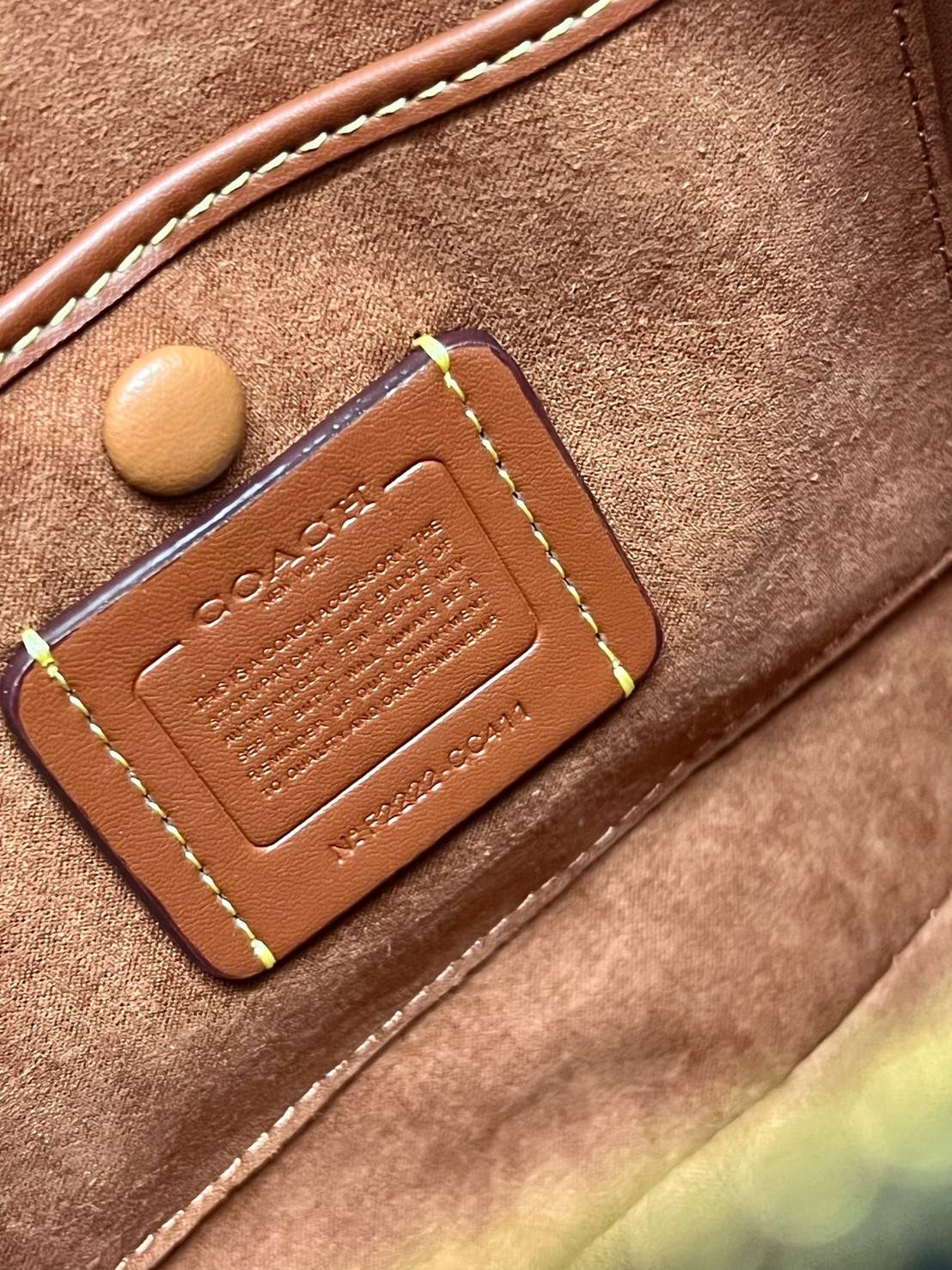 COACH REVEL BAG ((CC411)) ยังไม่เข้าไทย มีมาให้ตับจองก่อนใครที่นี่! พร้อมส่ง รุ่นใหม่ล่าสุด! สวยและดูดี ต้องยกให้รุ่นนี้เลยค่ะ กับกระเป๋าทรงโดม ที่ไม่ว่าลุคไหนๆก็เอาอยู่ หนังแท้เรียบสวยมากๆค่ะ 💕ด้านหน้าห้อยพวงแบรนด์+พวงหนังมาให้