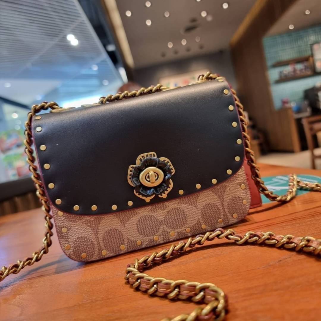 COACH C2462 MADISON SHOULDER BAG 16 IN SIGNATURE CANVAS WITH RIVETS กระเป๋าสะพายข้าง ไซส์กะทัดรัด พกพาง่าย น้ำหนักเบา ดีไซน์สวย โดดเด่นด้วยตัวล็อครูปดอกไม้ สีสันตกแต่งตัดกันกับลายซีอย่างลงตัว วัสดุหนังแคนวาสเคลือบลาย ภายในแบ่งสัดส่วนให้อย่างดี มาพร้อมสายส