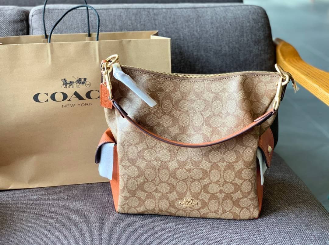 COACH PENNIE SHOULDER BAG ((C1523)) ✔️กระเป๋าหิ้ว//คล้องไหล่//สะพายข้างได้ สุดคุ้ม! ✔️ใบใหญ่ ทรงสวยใส่ของได้จุมาก หนังแท้ หนังนิ่ม สัมผัสแล้วหลงรักแน่นอนค่ะ ✔️ปากกระเป๋ากว้าง ล้วงหยิบของสะดวกมากๆ ภายในกระเป๋าโล่งกว้าง สัมภาระเยอะๆหายห