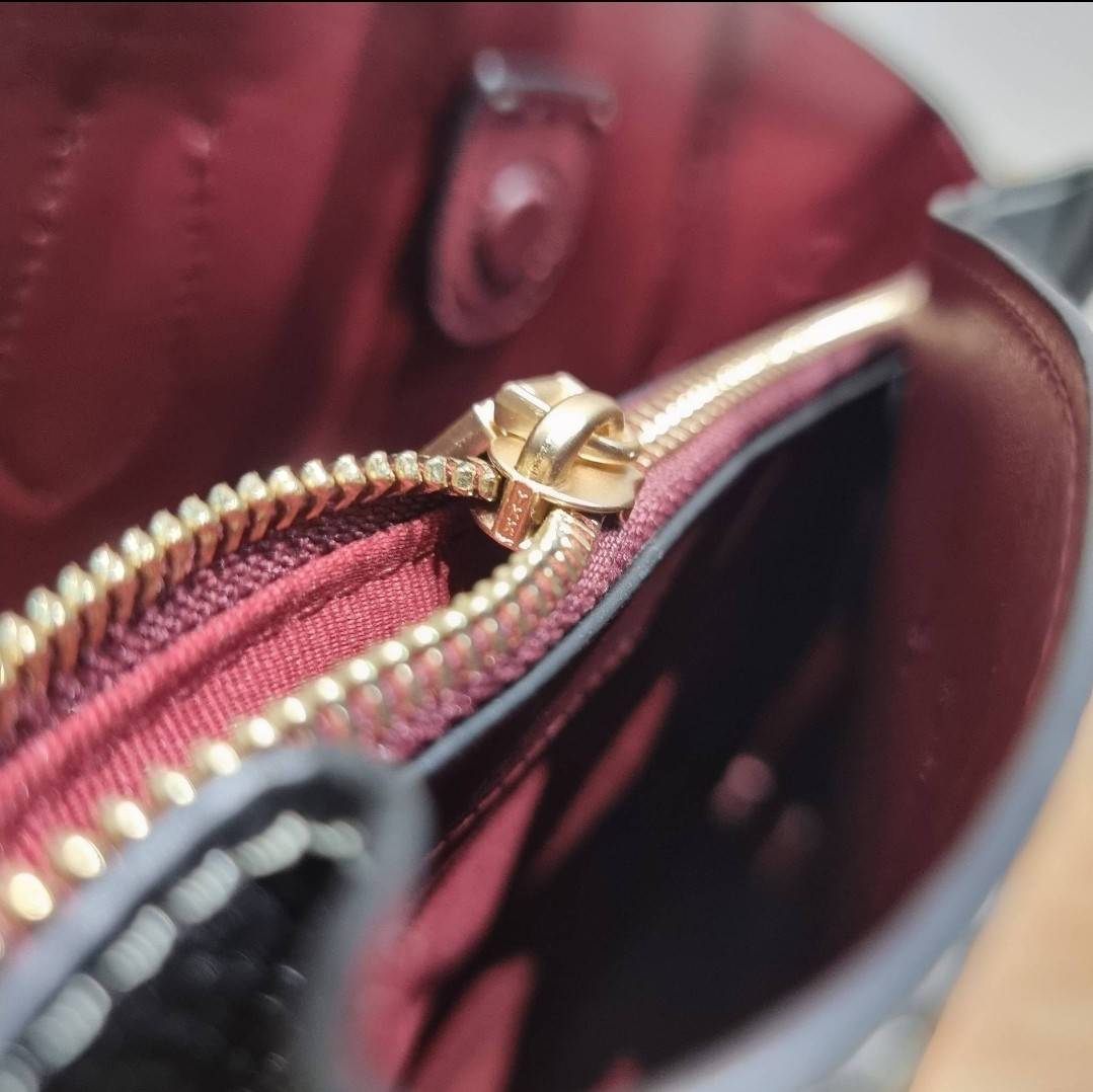 COACH HANNA CARRYALL IN SIGNATURE CANVAS / CH187 / CH195 / CH542 น้องใหม่ เรียบหรู ดูแพง กับกระเป๋าถือ/สะพายทรงสวย คงความคลาสสิค ดีไซน์ตกแต่งสายคาดจับจีบข้างกระเป๋าเพิ่มดีเทล มาพร้อมหูจับในตัว