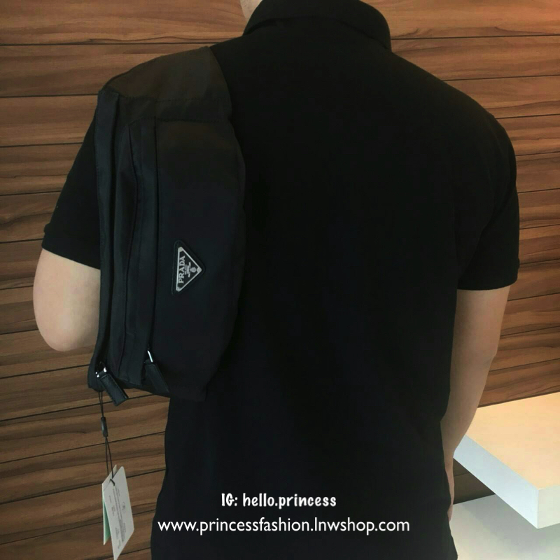 New Must Have Now อีกหนึ่งรุ่น Prada เหมาะกับท่านชาย เป็นอย่างยิ่ง กับกระเป๋าคาดอก / คาดเอว ทรงสวย จากงานพรีเมี่ยมกิ้ฟจากแบรนด์ PRADA ทรงฮิต วัสดุผ้า NYLON คุณภาพดี กันน้ำ100% ใส่ของได้หลากหลาย ตัวกระเป๋าอะไหล่สีเงิน ตัวล้อคปั้มจมแบรนด์สุดหรู ด้านมาพร้อมซ