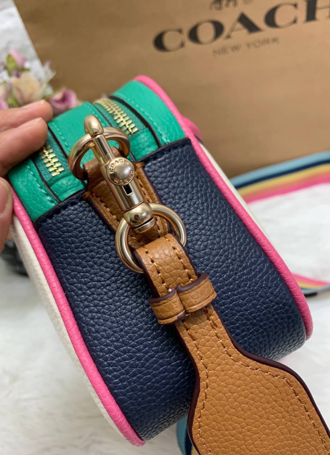 Coach Leather Jes Crossbody in Colorblock ((72704)) กระเป๋าสะพายข้าง//ครอสบอดี้ร์ วัสดุหนังแท้ หนังนิ่มสวยงาม มากๆค่ะ ด้านหน้ามีโลโก้แบรนด์เด่นชัดสะดุดตา ช่องหลักแบ่งเป็น2ซิป แต่ละช่องกว้าง ใส่กระเป๋าเงินใบยาวได้ ของอื่นๆได้จุค่ะ มีช่องเล็กให้ใส่ของจุกจิก