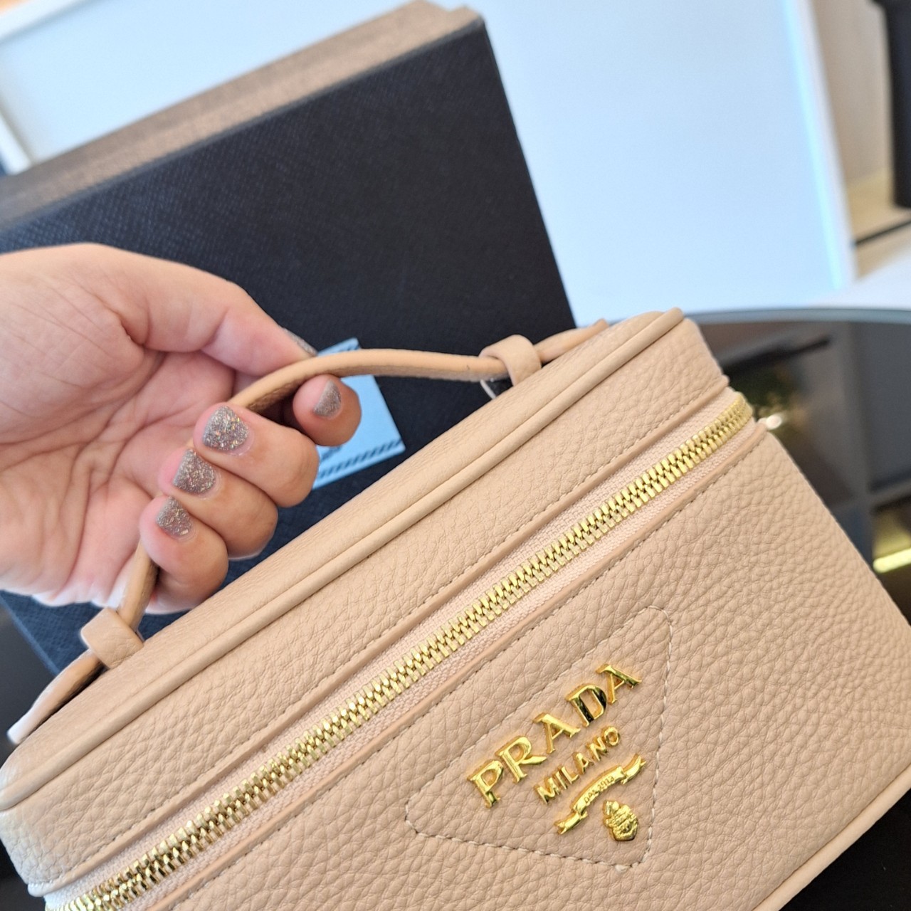PRADA BOX BAG รุ่นใหม่จากแบรนด์ Prada กับทรง Mini Box ขนาดกำลังดี อยู่ทรงสวยมากกกก อะไหล่ทองทั้งใบ และยังมาพร้อมสายสะพาย