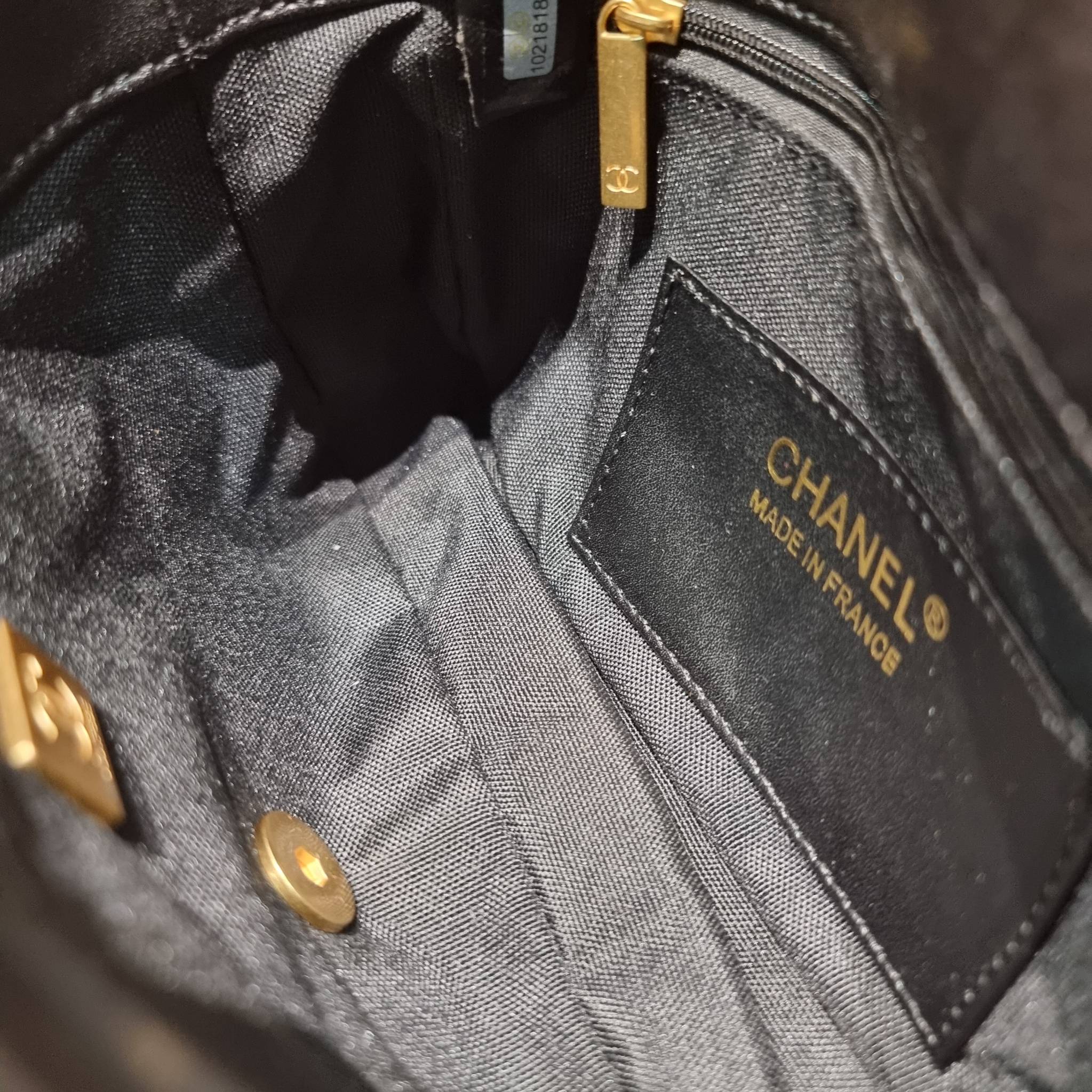 Chanel chunky chain bag in black สวยฟาดย้อนยุคความหรู ในราคาที่จับต้องได้ กับกระเป๋าสะพายไหล่ ไซส์กำลังสวย โดดเด่นด้วยสายสะพายโซ่สลับหนังเส้นใหญ่ ทนทาน ดูแพง