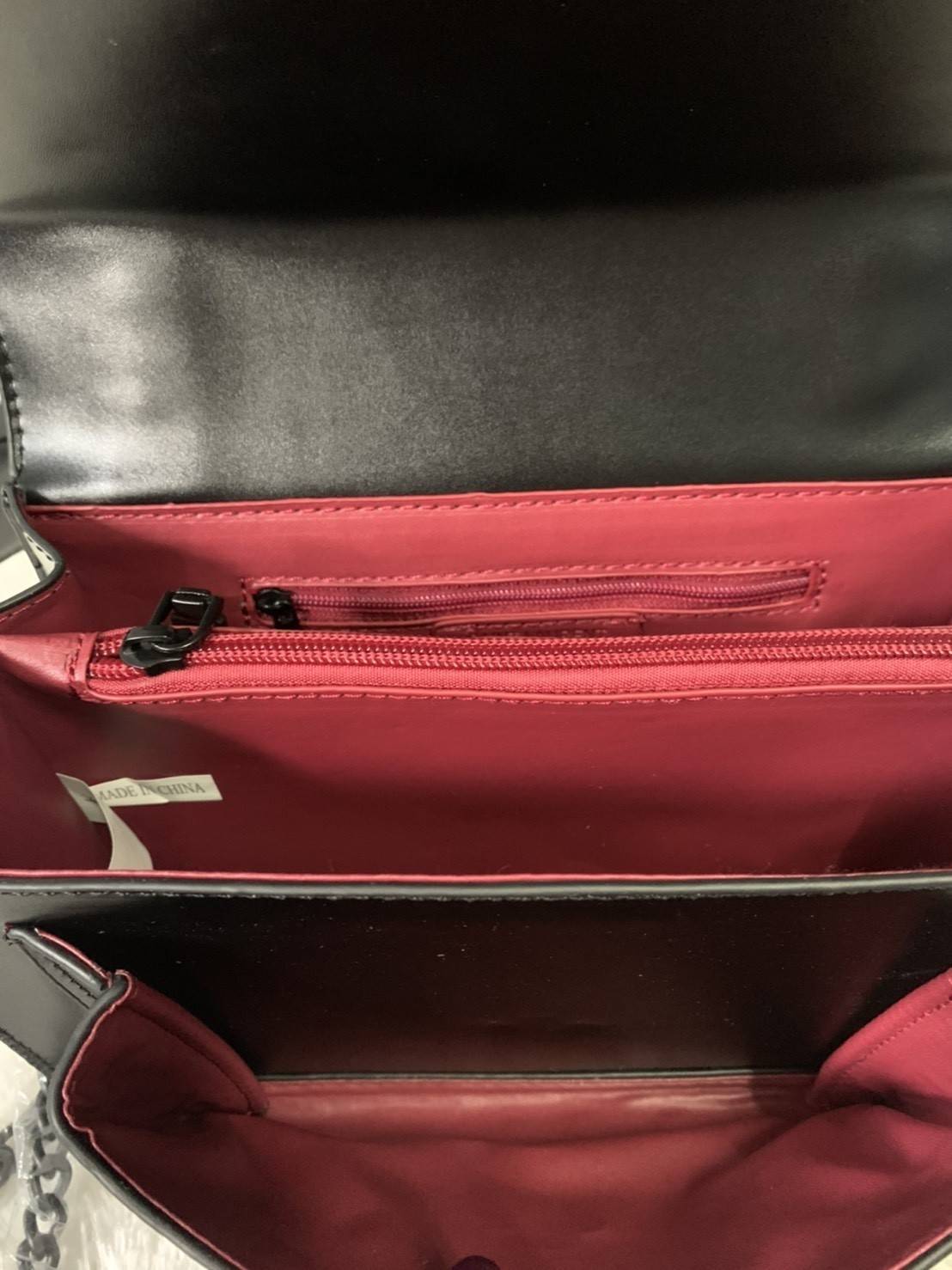 VIP 】YSL_SUNSET MEDIUM IN CROCODILE EMBOSSED SHINY LEATHER Bag VIP GIFT WITH PURCHASE (GWP) พรีเมี่ยมกิ้ฟ Limited Edition จาก YSL DUTY FREE COUNTER วัสดุหนังแกะสังเคราะห์ อะไหล่ดำทั้งใบ งานฮอตรุ่นฮิตที่กำลังมาแรง ตกแต่งป้ายห้อยเก๋ๆ ด้วยตัวอักษรแบรนด์ สายส