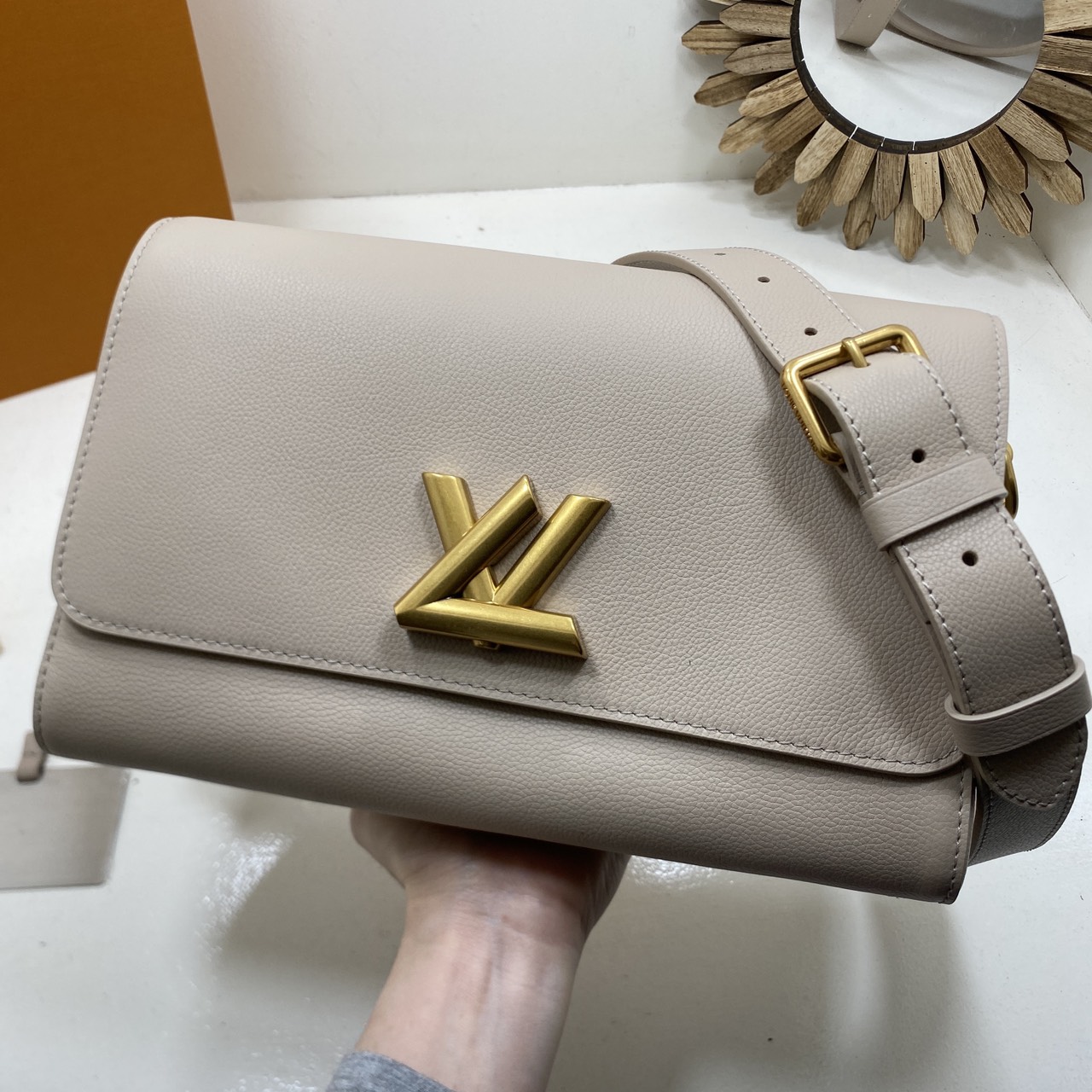 TOP ORI หนังแท้ | เกรดดีสุด LV Soft Twist Handbag กระเป๋าถือสุดไอคอนิก ถือเป็นกระเป๋าคู่ใจที่สมบูรณ์แบบสำหรับทุกวัน โดยผสมผสานแฟชั่นเข้ากับความสบาย