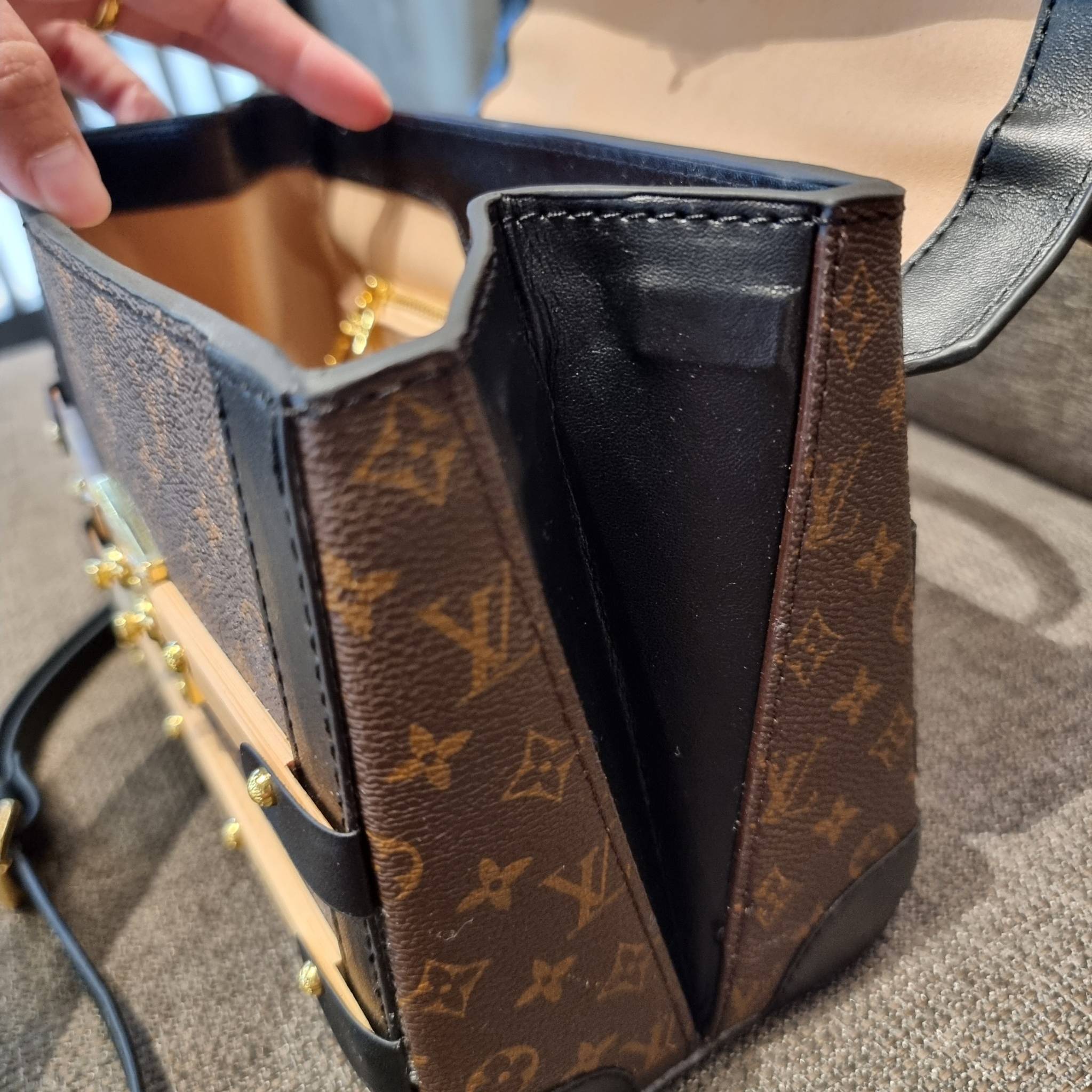 ใหม่ล่าสุดจาก LV monogram vintage box bag มาพร้อม box set สุดหรูรุ่นนี้ดีเทลยอดเยี่ยม เก็บรายละเอียดได้ดีและโดดเด่น ถือแล้วผู้ดีมาก!! วัสดุหนังแคนวาสสลับหนังแท้ เปิด-ปิดด้วยตัวบีบล็อค แน่นหนา ภายในโล่งกว้าง เลิศตรงที่เก็บทรง ขยายทรงด้านข้างได้ คอนโทรลด้วย