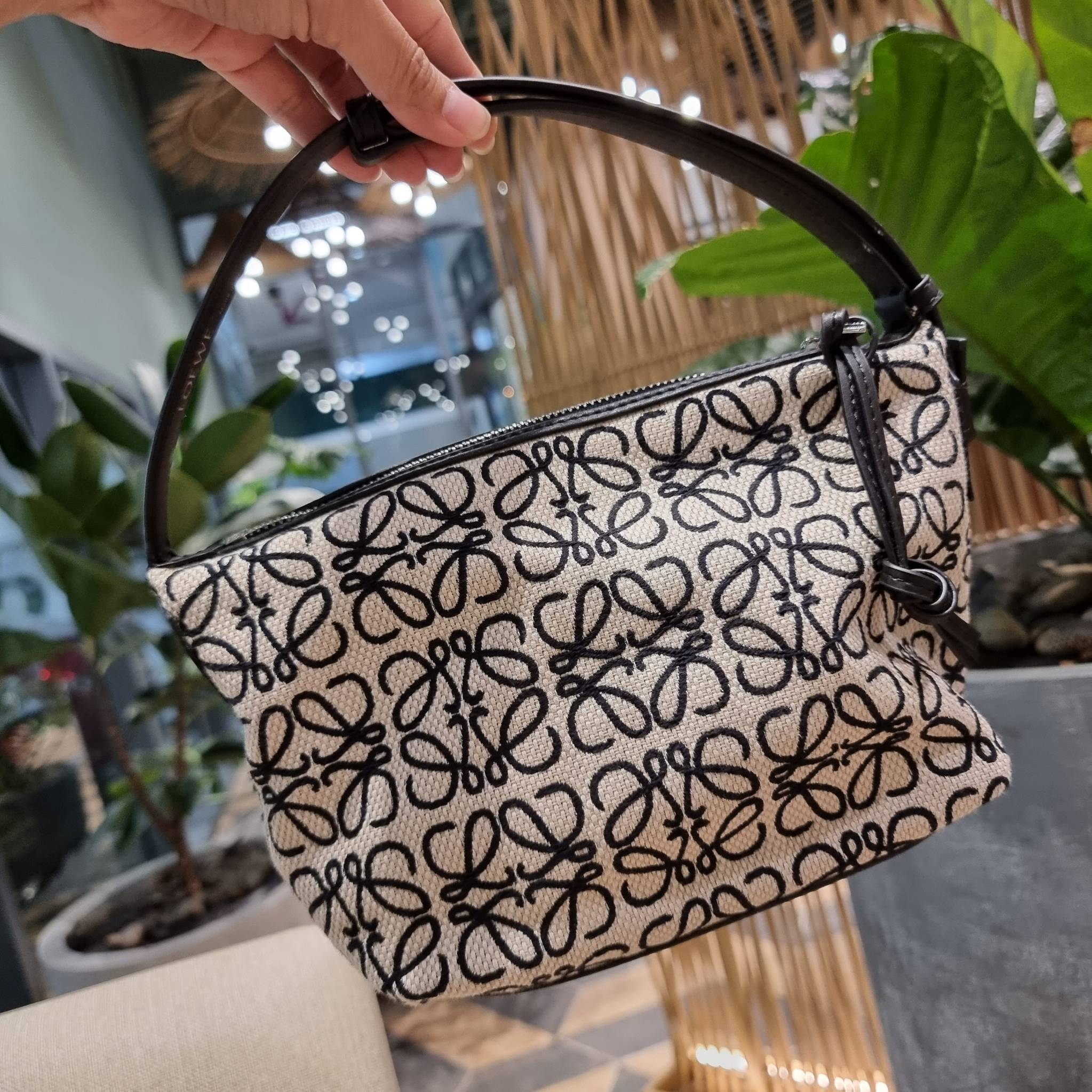 LOEWE SMALL CUBI BAG คอลเลคชั่นยอดฮิต กับสีใหม่ล่าสุด กระเป๋าทรงพอช ใบกำลังสวย ดีไซน์ดีเทลน่ารัก ด้วยลวดลายปักบนผืนผ้าคอตตอน มาพร้อมสายสะพายในตัว ที่ปรับความยาวได้อีกเล็กน้อย คล้องไหล่ คล้องแขนได้แบบสบายๆ เปิด-ปิดด้วยซิป ภายในเป็นช่องโล่ง มีช่องแบ่งอีกช่อ