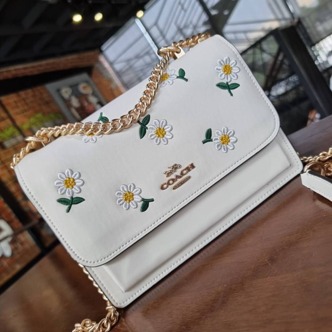 COACH C2858 KLARE CROSSBODY WITH DAISY EMBROIDERY ดอกเดซี่ฮิตไม่หยุดยั้ง!! ขายดิบขายดีทุกคอลเลคชั่น รอบนี้มาให้ได้ใช้งานง่ายกว่าเดิม กับกระเป๋าสะพายข้าง โทนสีละมุนลูกคุณหนู ดีไซน์ปักดอกเดซี่เพิ่มลูกเล่น ให้มีสีสัน สายสะพายโซ่สลับหนัง สะพายยังไงก็ขับผิว เป