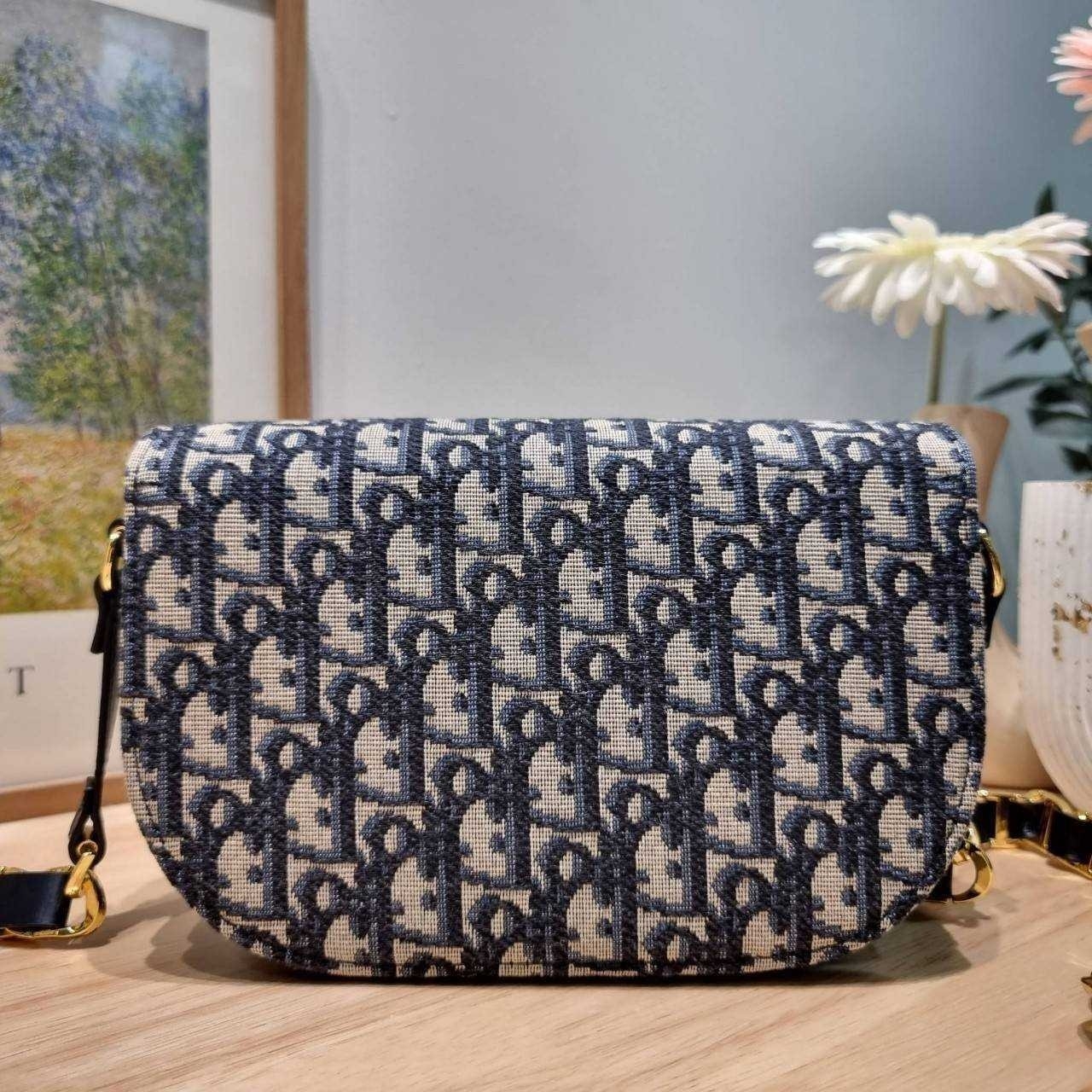 CD SIGNATURE BAG WITH STRAP กระเป๋าสะพายซิกเนเจอร์ ไอเท็มมาแรง ที่สวยแซ่บไม่มีไม่ได้เลย เกรดออริ 1:1