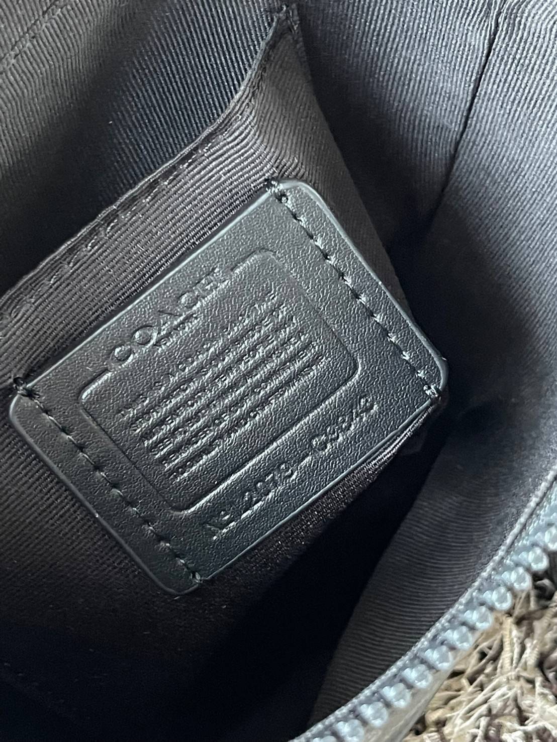 Coach Barrel Crossbody In Signature Canvas C9843 กระเป๋าถือสุดชิคตามแบบฉบับของ Coach ใบนี้หยิบมาแมตช์กับเสื้อผ้าได้ง่ายมาก ใช้งานได้แบบยูนิเซท ทั้งชายและหญิง เพราะมีดีไซน์ที่เรียบเก๋