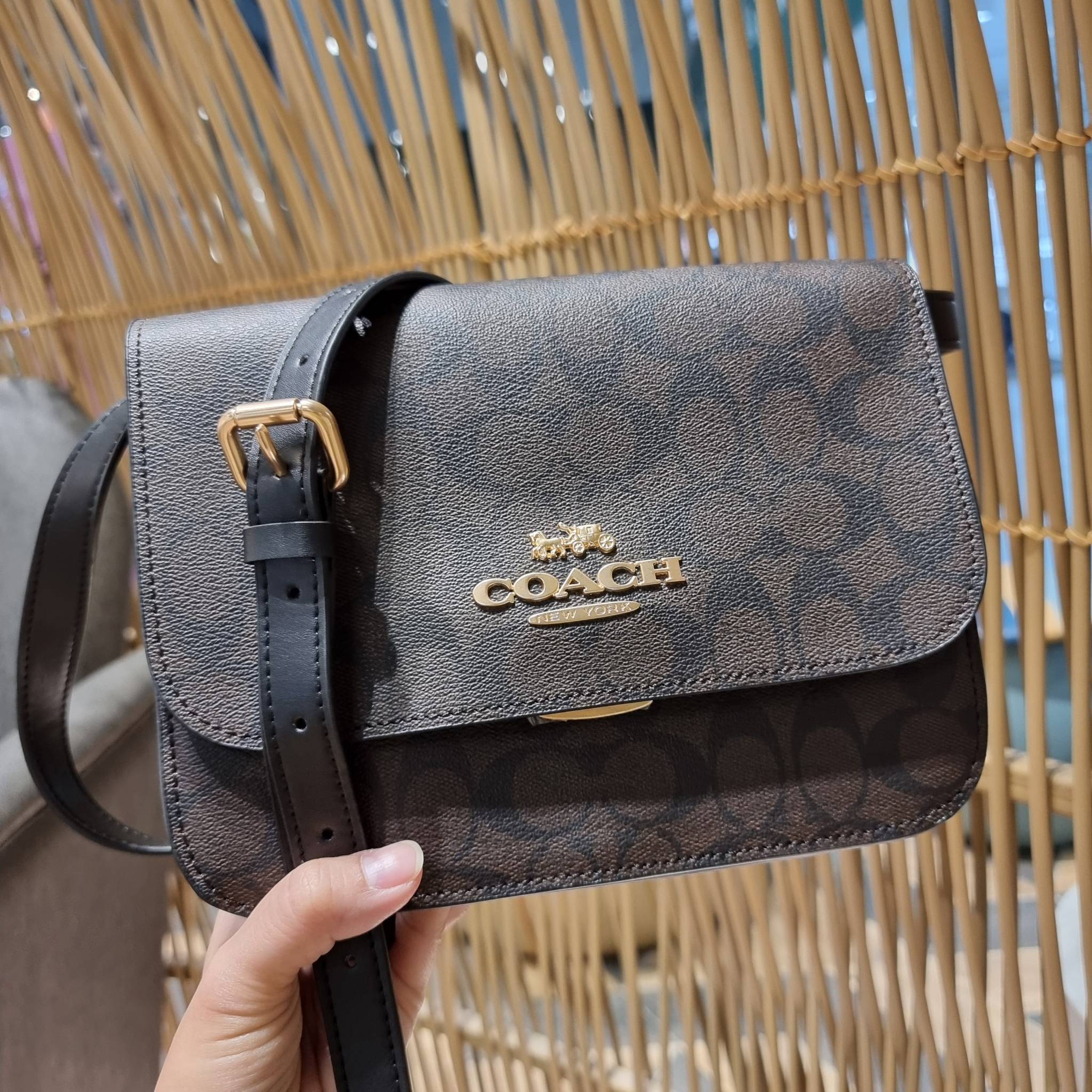 COACH C5633 BRYNN FLAP CROSSBODY IN SIGNATURE CANVAS แซ่บที่สุด ใหม่ที่สุด!! คอลเลคชั่นใหม่!! มองยังไงก็หลงรักละสายตาไม่ไหว กระเป๋าสะพายข้างลุคไฮน์ ที่ดีไซน์ออกมาได้ปัง และดูแพงมากๆ ด้วยดีเทลคลาสสิค รูปทรงใช้งานง่าย เรียบๆแต่มีดีเทล วัสดุหนังแคนวาสสลับหนั