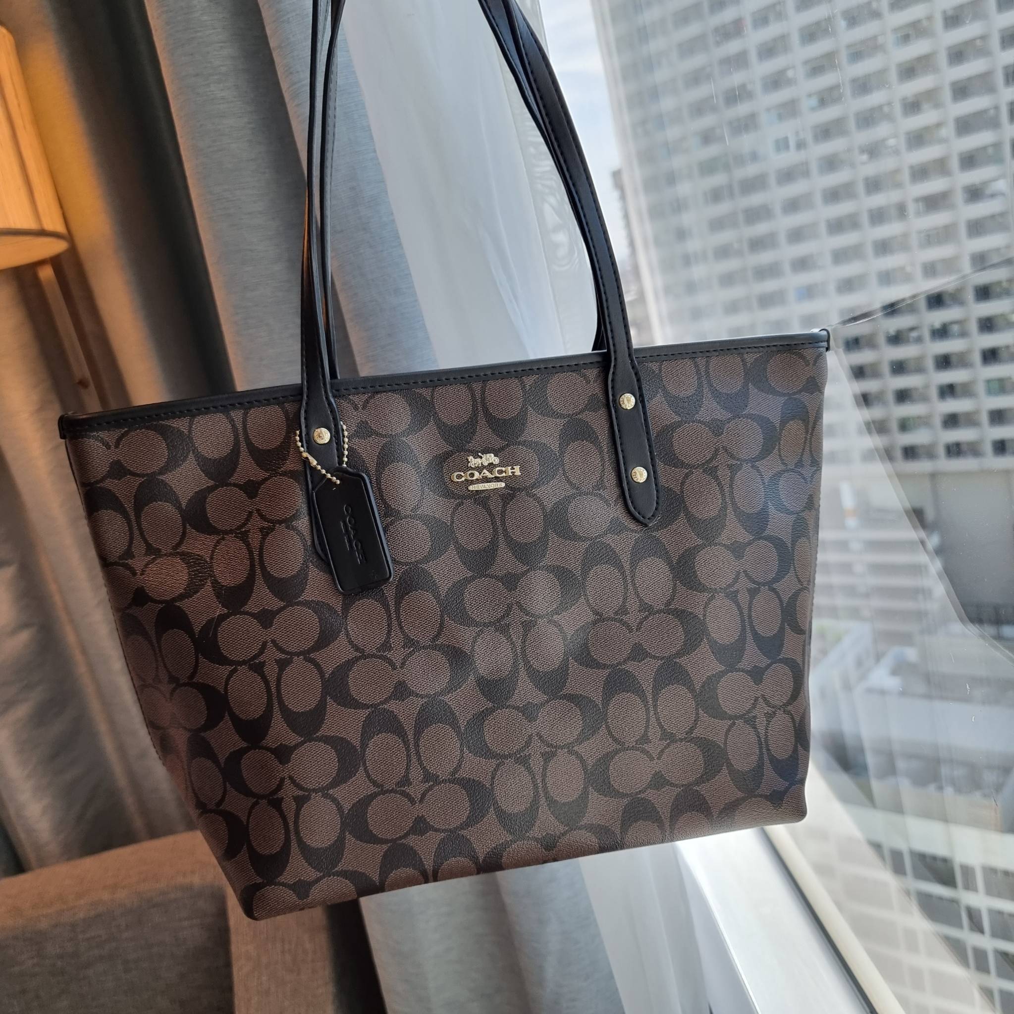 OUTLET 】COACH F58292 CITY ZIP TOTE IN SIGNATURE 16" รุ่นขายดี!! ไซส์ใหญ่ สีสวยมาให้แบบจัดเต็ม!! กระเป๋าถือทรงโท้ทใบใหญ่ สวยน่าใช้ทุกสี สะพายคล้องไหล่ได้เก๋ๆ จุของแน่นๆไปเลยจ้า!! วัสดุหนังแคนวาสคุณภาพ ปากกระเป๋าเปิด-ปิดด้วยซิป กันของหล่นได้ ถือไปไหนก็