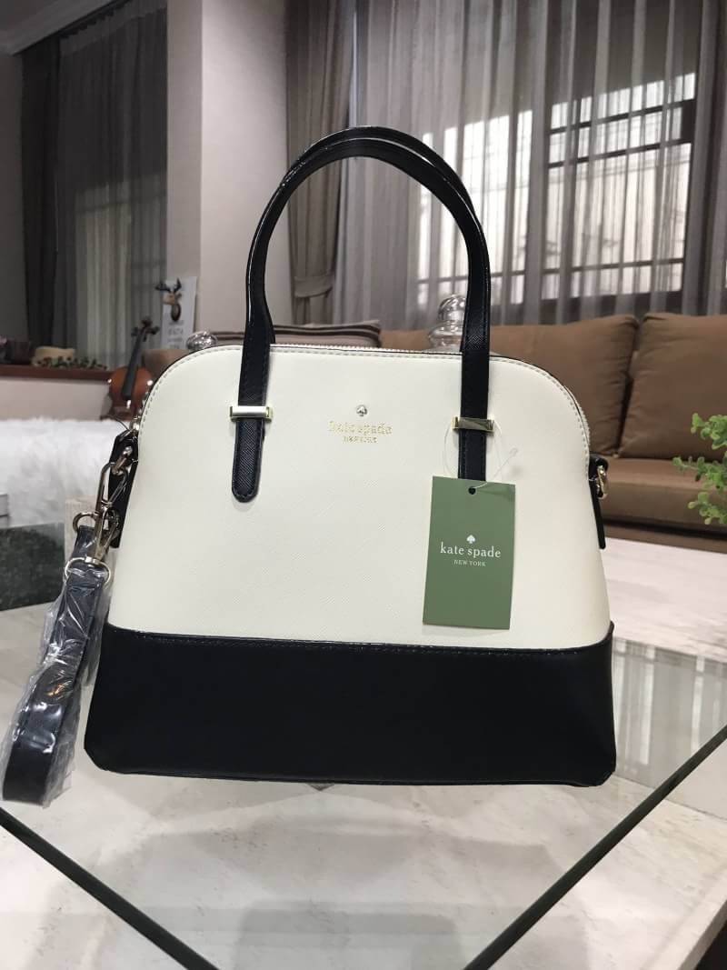 Kate Spade New York Cedar Street Maise CrossBody Bag กระเป๋าถือหรือสะพาย หนังลาย Saffiano สีทูโทนดำขาว สวยอยู่ทรงอด้านหน้าประดับ logo brand เปิดปิดด้วยซิป ภายในมีช่องซิป และช่องเล็ก ใส่กระเป๋าสตางค์ใบยาว ของใช้ ได้เยอะ มีหมุดรองฐานกันรอยสี่มุม มาพร้อมสายส