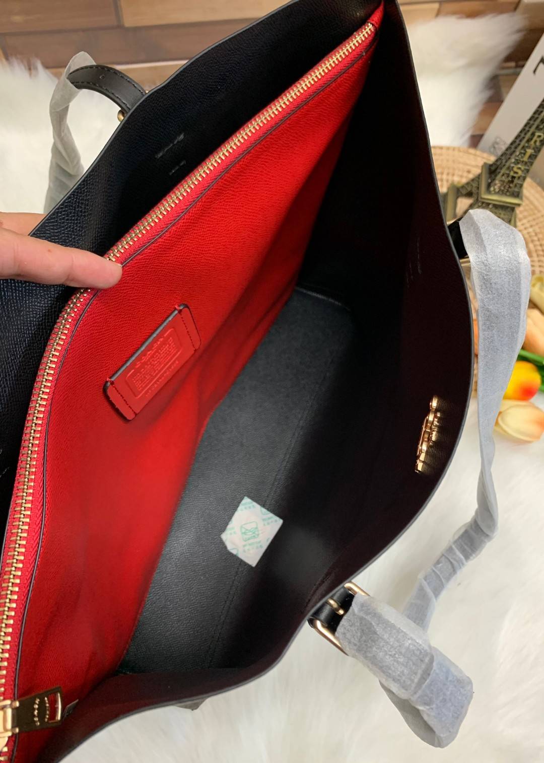 COACH MOLLIE TOTE IN SIGNATURE CANVAS ((1665)) พร้อมส่งอีกครั้ง ห้ามพลาดค่า! กระเป๋าหิ้ว//คล้องไหล่ ใบใหญ่ ทรงTote หนังแท้นิ่มอย่างดีค่ะ ภายในแบ่ง2ช่องใหญ่ สามารถใส่ A4ได้เลย ช่องกว้างมากๆ มีช่องกระเป๋าซิปกลางให้ใส่ของอีกช่องนะคะ