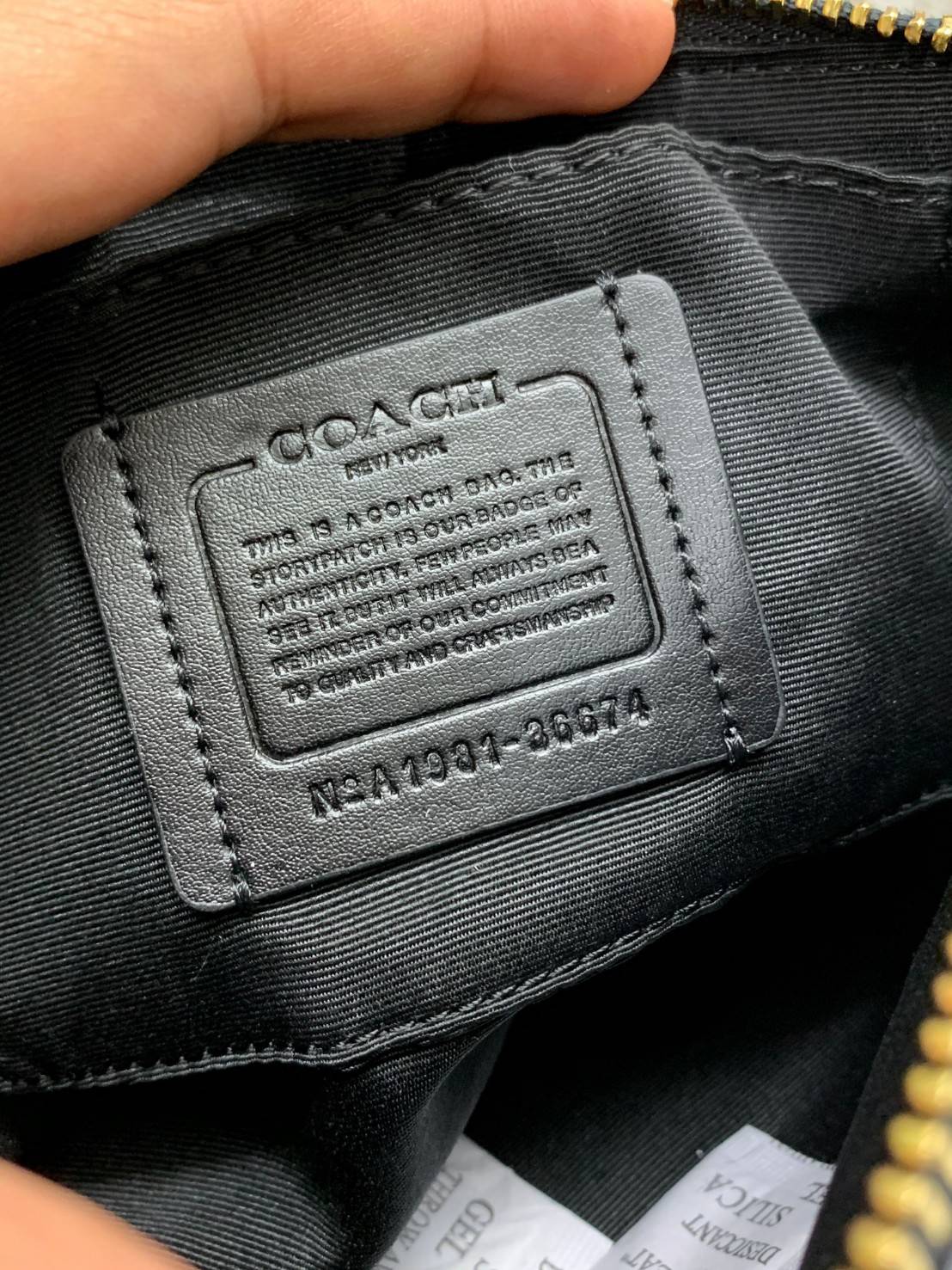 COACH POUCH HORSE AND CARRIAGE PRINT ((36674)) รุ่นแนะนำ ได้ไปไม่ผิดหวังแน่นอนค่ะ! กระเป๋าหิ้ว//สะพายไหล่//สะพายข้างได้ วัสดุ pvc นิ่มอย่างดี ลายรถม้าทั้งใบ สวยงามค่ะ เปิดปิดกระเป๋าแบบซิป ภายในสามารถใส่กระเป๋าเงินใบยาวได้;ของจำเป็นได้ครบค่ะ มีช่องเล็กให้ใ