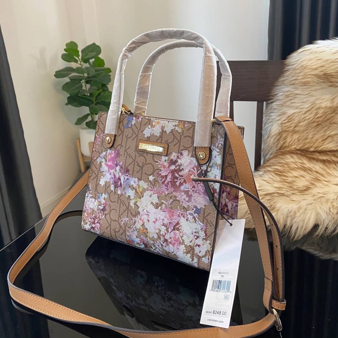 CALVIN KLEIN JEANS crossbody bag กระเป๋าถือหรือสะพาย ลายซิกเนเจอร์แบรนด์ทั้งใบ มีหูจับสำหรับถือ เปิด-ปิดกระเป๋าด้วยกระดุมแม่เหล็ก ด้านในโล่งกว้างมีช่องเล็กและช่องซิปสำหรับใส่ของจุกจิก ซับในลายแบรนด์อย่างดี มาพร้อมสายสะพายยาวปรับระดับได้ สามารถใช้ได้หลากหล