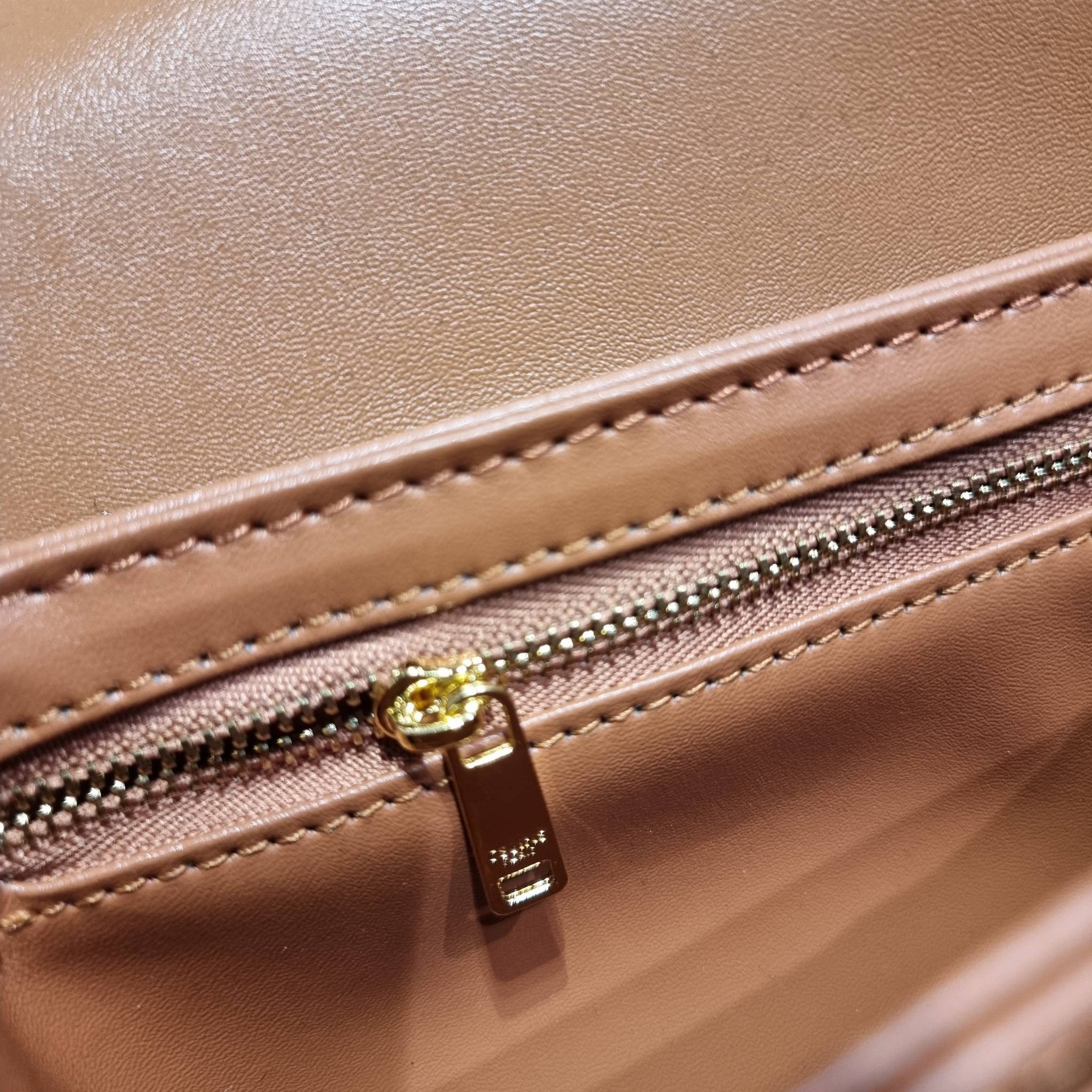 VIP 🥂 CELINE TEEN TRIOMPHE BAG IN TRIOMPHE CANVAS AND CALFSKIN ไม่มีไม่ได้เลยกับไอเท็มสุดคลาสสิค กระเป๋าสะพาย สวยอยู่ทรง ดีไซน์เป็นธรรมชาติ เนเชอรัลโทน ดูดี ดูแพง ไซส์กะทัดรัดมาใหม่ วัสดุหนังแคนวาสสลับหนังแท้ เปิด-ปิดด้วยตัวกดล็อค ใช้งานสะดวก ภายใ