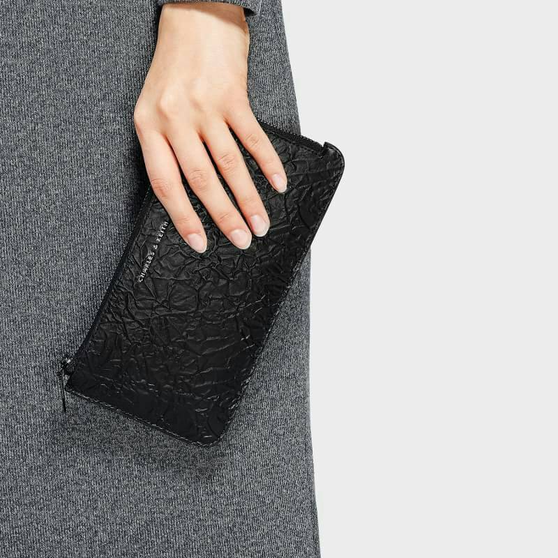 Charles & Keith Zip Wallet กระเป๋าสตางค์ใบยาว บาง พกพาสะดวก แถมกระเป๋าใบเล็กใส่บัตรให้อีก 1 ใบ เปิด - ปิดกระเป๋าด้วยซิป ภายในมีช่องใส่บัตรหลายช่อง และช่องใส่ธนบัตร ใบจริงสวย น่าใช้ทุกสีเลยค่าา