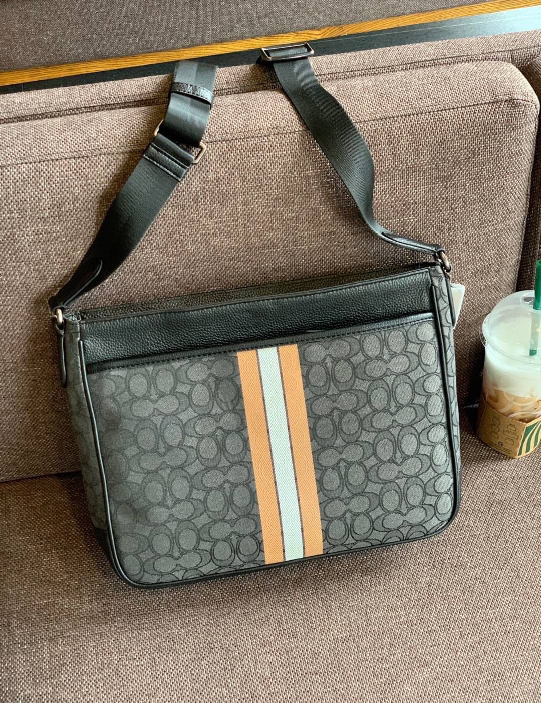 COACH THOMPSON IN SIGNATURE JACQUARD WITH VARSITY STRIPE BAG ((C5291)) พร้อมส่งที่ไทยค่ะ! กระเป๋าใส่เอกสารอเนกประสงค์ สามารถใส่A4ได้ วัสดุJacquardทอลายแบรนด์ ตัดขอบหนังแท้สวยงาม น้ำหนักบาค่ะ ด้านหน้าตัดแทบสีลงมาสวยงาม ช่องหลักเปิดปิดแบบซิป ภายในกว้างใส่สั