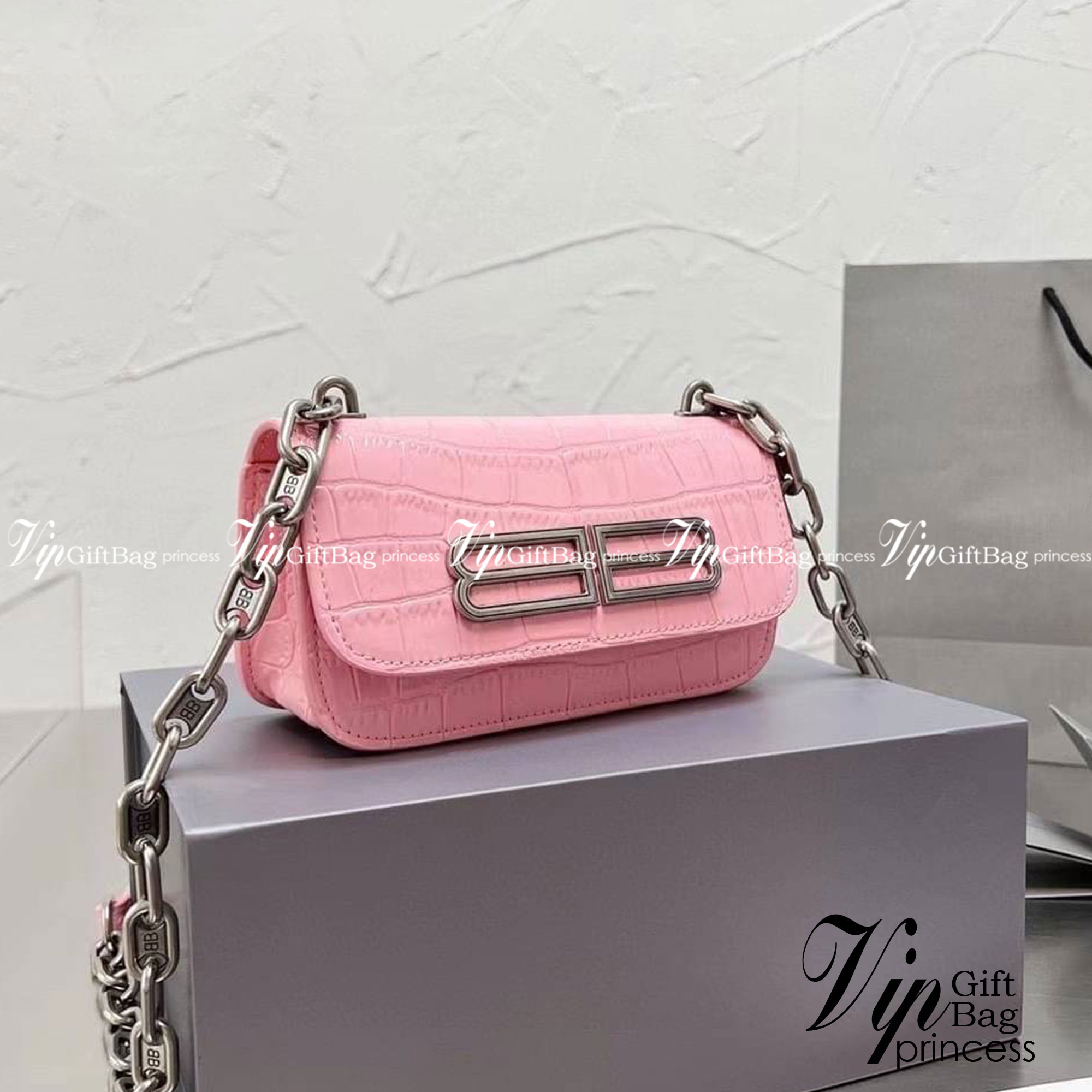 BALENCIAGA BB Logo Crocodile Embossed Leather Wallet on Chain กระเป๋าสะพายขนาดมินิน่ารัก หนังสวยลาย Croc พร้อมสายสะพายโซ่ปั้มแบรนด์ BB สวยหรูมากค่ะ เป็นดีไซน์ที่สามารถใช้ได้นาน ๆ เข้าได้กับทุกลุคอีกด้วยนะ