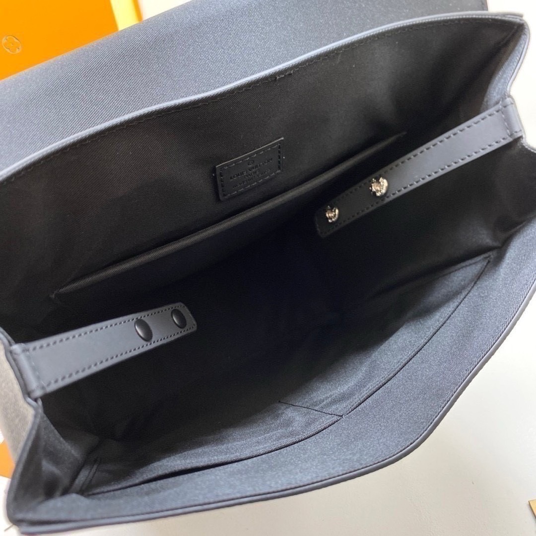 ORI หนังแท้ | LV Fastline Backpack กระเป๋าสะพายหลังรุ่น Fastline โดดเด่นด้วยดีไซน์มุมตัดและรูปทรงเรียบหรูอันเป็นเอกลักษณ์ของคอลเล็คชั่น LV Aerogram สีดำเต็มใบสวยหรูคลาสสิค ประดับเนมแท็ก