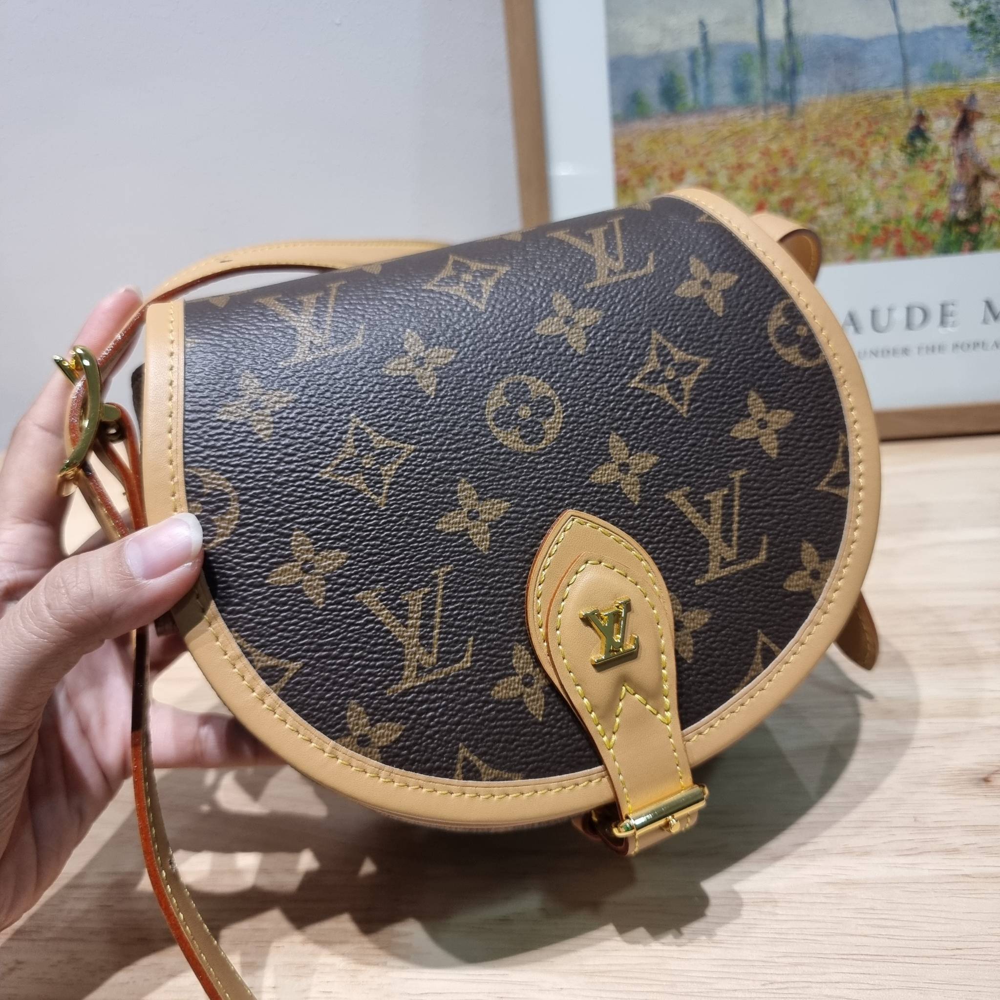 LV Tambourine Monogram Crossbody Bag รุ่นลิมิเต็ดหายาก กับกระเป๋าสะพายทรงสวย ดีไซน์คลาสสิค วัสดุหนังแคนวาสตัดสลับหนังแท้ เปิด-ปิดกระเป๋าด้วยอะไหล่สายคาด สายสะพายในตัว ปรับได้ หรือซ่อนสายและถือเป็น clutch ออกงานก็ได้ ดูแพงมากๆ ภายในเป็นช่องโล่ง ใส่ของจุกจุ