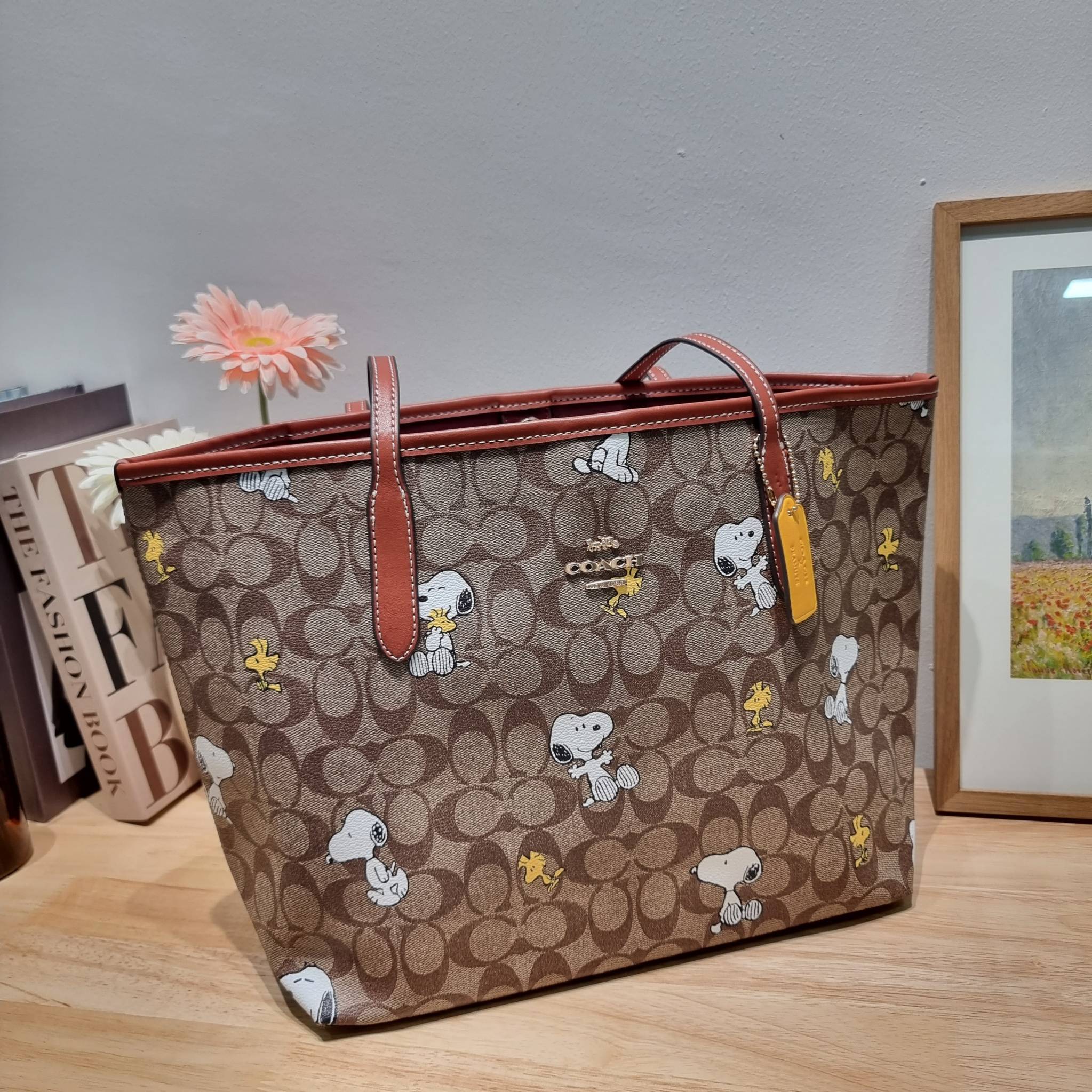 Coach X Peanuts City Tote In Signature Canvas With Snoopy Woodstock Print CF166 คอลเลคชั่นใหม่ น่ารักเกินต้าน กับกระเป๋าทรงโท้ทไซส์ใหญ่ ดีไซน์ลวดลายการ์ตูนยอดฮิต ที่ใครๆก็ต้องรู้จัก พิมพ์คมชัดลงบนหนังแคนวาส รูปทรงสวย ปากกระเป๋ามีกระดุมแม่เหล็กปิดกันของหล่