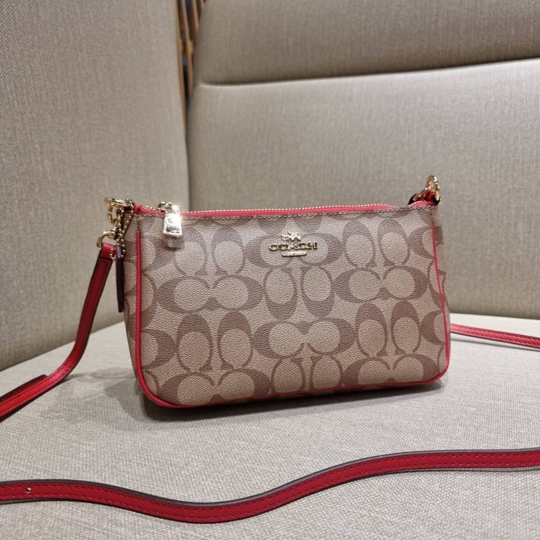COACH 36674 TOP HANDLE POUCH IN SIGNATURE JACQUARD กระเป๋าทรงพอช ยอดฮิต ยกขึ้นแท่น ด้วยดีไซน์ที่ออกมาให้ใช้งานได้ง่าย ขนาดกำลังเหมาะ วัสดุหนังแคนวาสทนทาน ดีไปหมดขนาดนี้!! คุณลูกค้าถึงสั่งกันรัวๆจริงๆ ภายในโล่งกว้าง ใส่โทรศัพท์ได้ทุกรุ่น มาพร้อมสายคล้องแขน