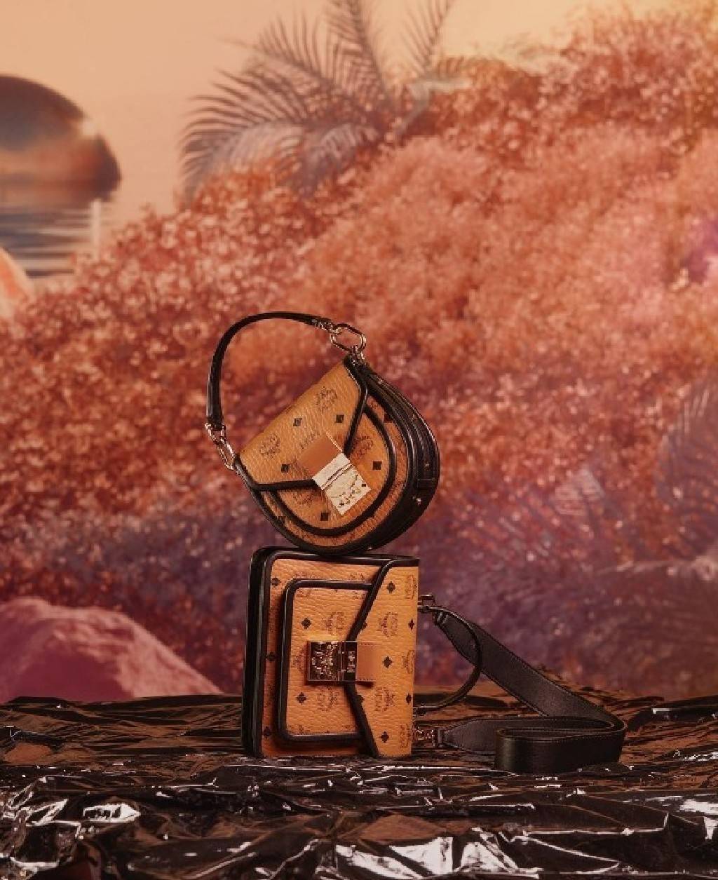 M.C.M MINI PATRICIA SHOULDER BAG IN VISETOS LEATHER BLOCK อัพเลเวลกระเป๋าของคุณด้วยไอเท็มนี้ไปเลยจ้า กระเป๋าสะพายทรง saddle ที่เก๋ไม่ซ้ำใคร ดีไซน์ขอบสีดำเพิ่มความยูนิค สวยสะดุดตา วัสดุหนังแคนวาสคุณภาพดี มาพร้อมสายสะพายหนังสีดำเรียบ และหูจับในตัว ทำให้ใช้ง