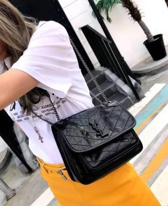 VIP 】Saint Laurent Niki shoulder bag VIP GIFT WITH PURCHASE (GWP) พรีเมี่ยมกิ้ฟ Limited Edition จาก YSL DUTY FREE COUNTER กระเป๋าสะพายรุ่น Niki จาก Saint Laurent โดดเด่นด้วยโครงสร้างทำจากหนังวัว หนังมันเงา นิ่ม งานสวยมากๆ ค่ะ อะไหล่สีดำ ด้านหน้าประดับโลโก