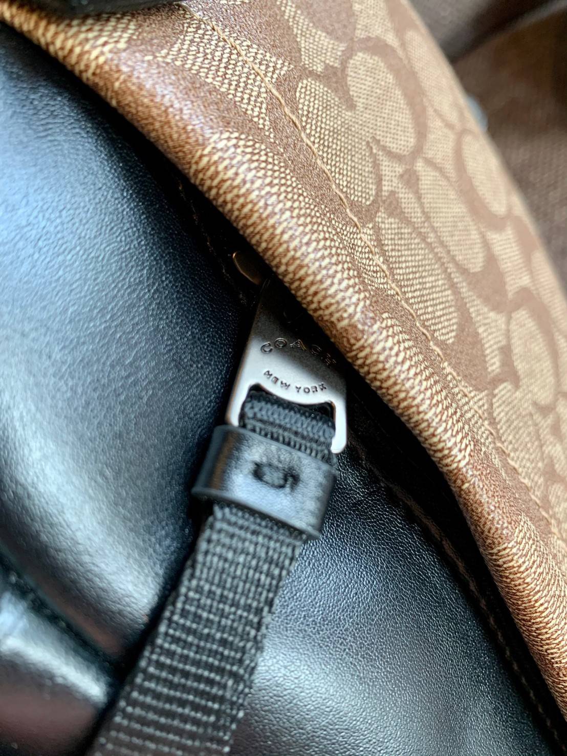 รุ่นที่คุณผู้ชาย2021 ต้องมีค่ะ💥 COACH 6788 EDGE STRADDLE SHOULDER BAG พร้อมส่งที่ไทย น่าใช้มากๆค่าา🔥 กระเป๋าสะพายแบบครอสบอดี้ร์ ทรงสวย หนังแท้นิ่มอย่างดีค่ะ ด้านหน้ามีช่องซิปซ่อนให้หนึ่งช่องนะคะ เปิดปิดช่องหลักแบบซิปคู่ภายในลึก ใส่ของจำเป็