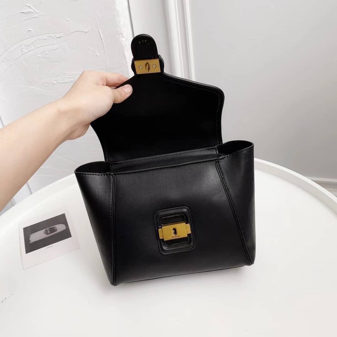 COACH COURIER CARRYALL 23 IN COLORBLOCK SIGNATURE CANVAS พร้อมส่ง 7 แบบ พร้อมส่ง ลุคดูไฮสุดๆค่ะ! กระเป๋าสะพายหนังหรูหราและคลาสสิค หนังแท้ชั้นดีที่สุด น้ำหนักเบา หนังสวยมากก สัมผัสแล้วหลงรักแน่นอนจ้าา😘