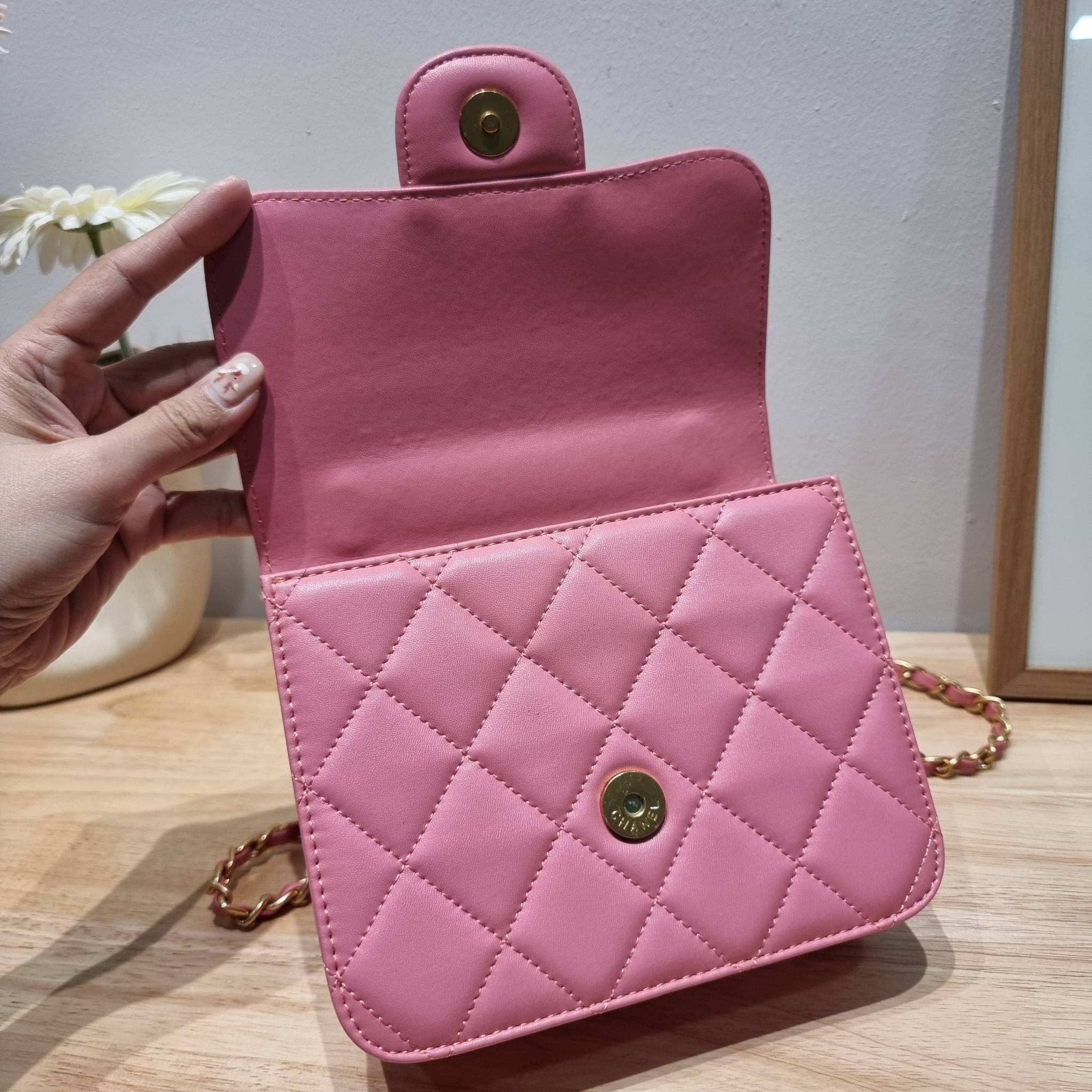 CHANEL flap bag with chain กระเป๋าสะพายสุดหรู สวยดูแพง รูปทรงคลาสสิค ขนาดกำลังพอเหมาะ สายสะพายโซ่ในตัว น้ำหนักเบา และยังมีหูจับในตัว สะดวกต่อการพกพา ตัวกระเป๋าเปิดด้วยกระดุมแม่เหล็ก วัสดุหนังอย่างดี ผิวสัมผัสดี ภายในเป็นช่องโล่ง และยังมีช่องซิปให้ด้วย