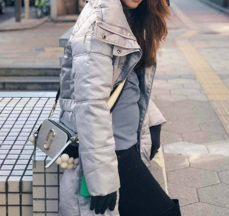 MACR JACOBS NEW YORK 2 ZIP กระเป๋าสะพายข้างหรือ crossbody ได้ค่ะ มาพร้อมสายสะพายมา 2 สาย ถอด และปรับระดับ ได้ทั้ง 2 สาย สลับใช้ไม่จำเจ ด้านหน้าตประดับ logo สวยหรู มี 2 ช่องซิปใส่ของ ภายในจุได้พอประมาณ มีช่องซิป และช่องเล็กใส่ของจุกจิก ที่จับซิปเป็นพวงหนัง