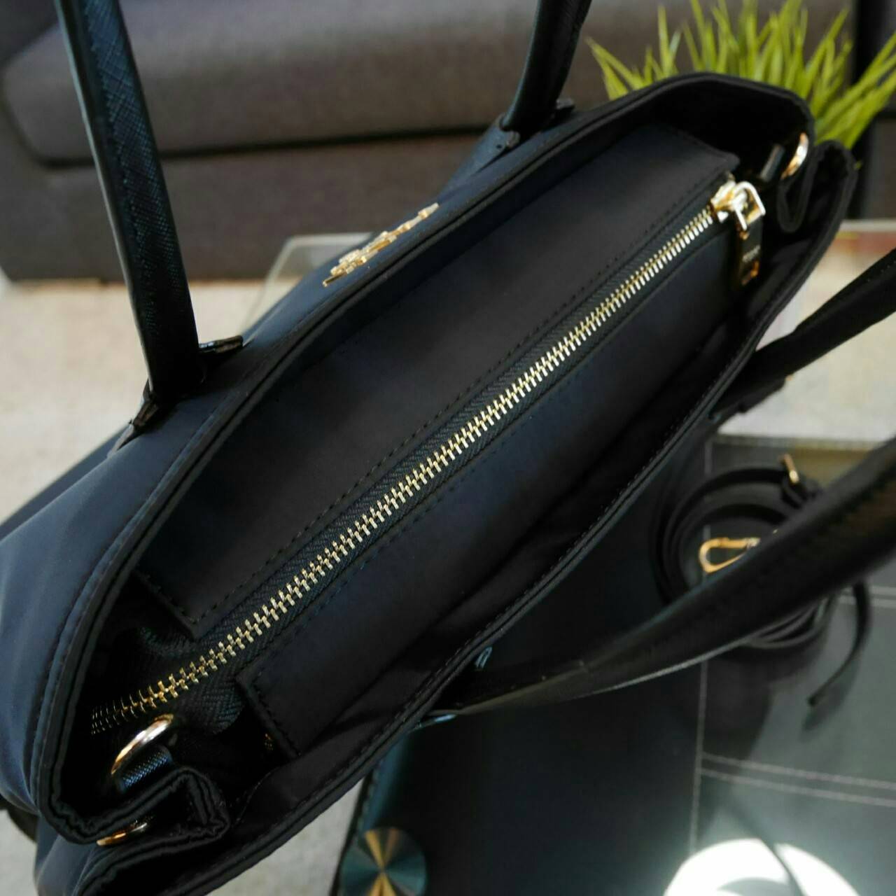 New item! Prada Nylon handbag กระเป๋าถือสะพาย **ทรงยอดฮิต มาแล้วค้า จากงานพรีเมี่ยมกิ้ฟใหม่ บอกเลยว่า ใบนี้ Nylon สลับหนัง สวยคุ้มสุดๆคะ ด้านหน้าประดับด้วยโลโก้แบรนด์สวยหรู ด้านในมีช่องซิปแบ่งอีกหลายช่อง มาพร้อมป้ายหนังแท็กห้อยประบดับเก๋ๆ ด้านข้างมีกระดุม